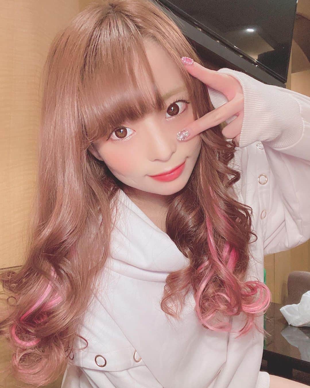 亀田ゆかりのインスタグラム：「. . すきですか？ わたしをすきですか？ . . #新宿コンカフェ #ピンクインナーカラー #フィルター加工 #自撮り #自撮り女子  #アイドル #アイドル好きと繋がりたい」
