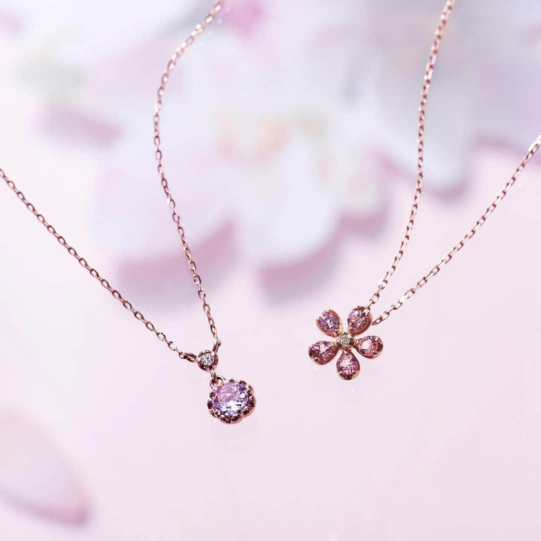 ヴァンドーム青山さんのインスタグラム写真 - (ヴァンドーム青山Instagram)「. 【 SPRING COLLECTION 2021 】  日本人が愛してやまない桜をモチーフにしたコレクション。左のローズアメシストをあしらったネックレスは、ふっくらと愛らしい、和菓子のようなデザイン。ほんのりとした甘い色合いのピンクゴールドと淡い紫色と透明感が魅力的なアメシスト、 そしてその上できらめくダイヤモンドが、可憐な輝きを胸元に添えます。  ＊3月18日までスプリングフェア開催中＊  #vendomeaoyama  #ヴァンドーム青山 #スプリングフェア #newarrivals #新作 #桜モチーフ #サクラモチーフ #sakurajewelry #さくら🌸  #jewelry #accessory  #flowers #フラワーモチーフ  #ジュエリー #アクセサリー」1月26日 17時27分 - vendomeaoyama_official