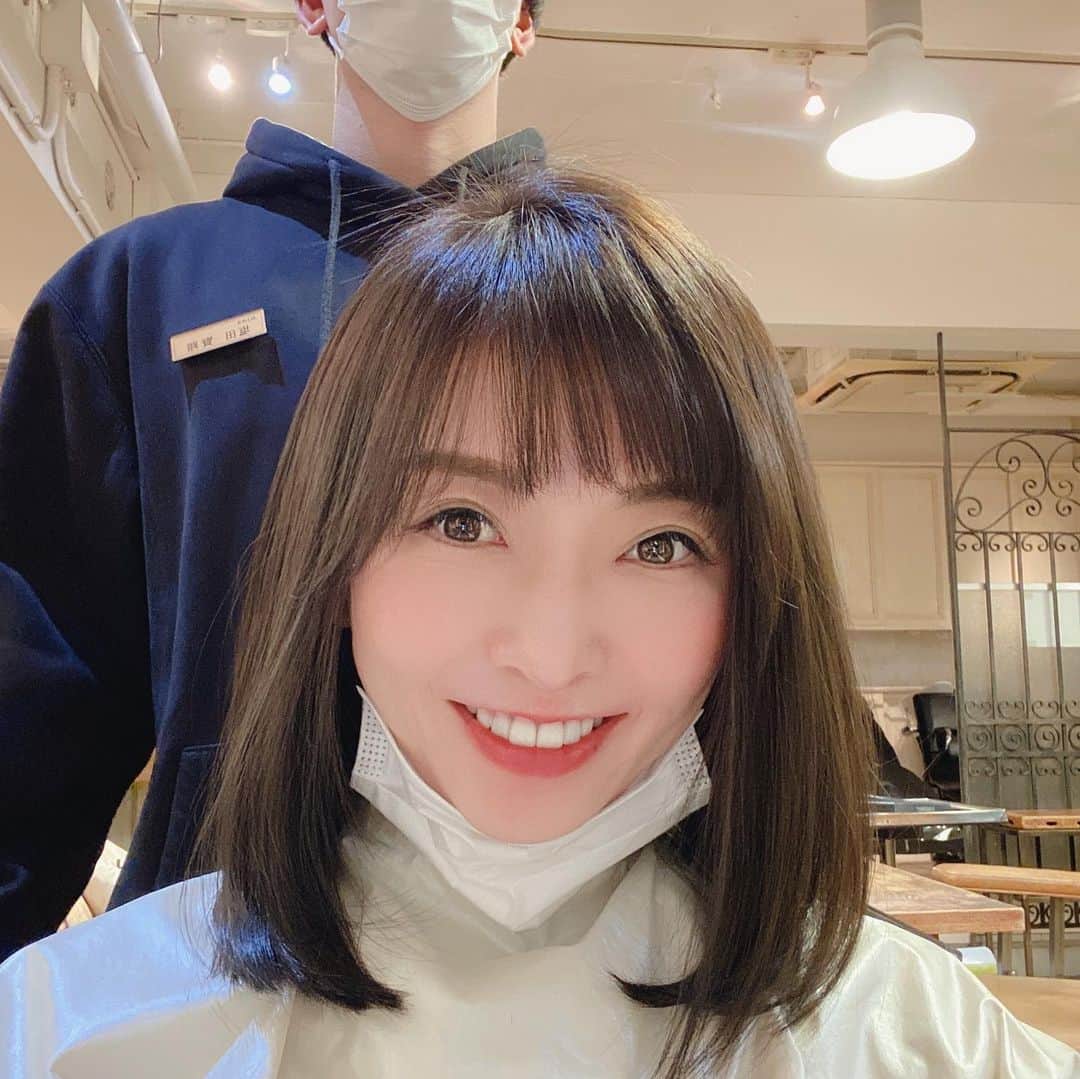 高村凛のインスタグラム：「MINXのしおたさんのとこで、 カラーカットトリートメントして来たよ✨  今回は、いい感じのダークな色にしてもらいました❣️  私はいつも茶色く抜けてしまうので、お世話になってます😁  ヘアカラーは チャコールグレーです♪  クリーミーな色の感じ❤️  水素トリートメントでツルツル⭐️✨  またよろしくお願いします👍🥰  @kento_minx_shiota   #水素トリートメント #minx #minxしおた #カラーカットトリートメント #hairsalon」
