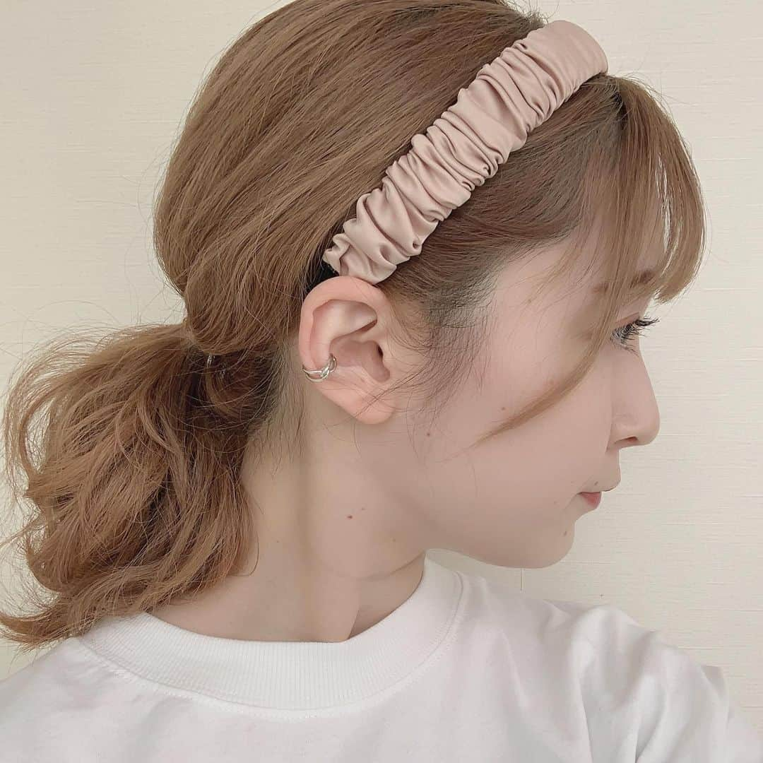 白井真緒さんのインスタグラム写真 - (白井真緒Instagram)「ヘアアレンジ☺︎﻿ ﻿  ﻿ほくろの数数えたら増えるらしいから数えちゃダメだよ。  #ヘアアレンジ #ヘアカラー #ハイトーン #カチューシャ #hairstyle #haircolor #hairarrange #カチューシャアレンジ #シルバーアクセ #イヤーカフ」1月26日 17時29分 - kohaku_shirai_official