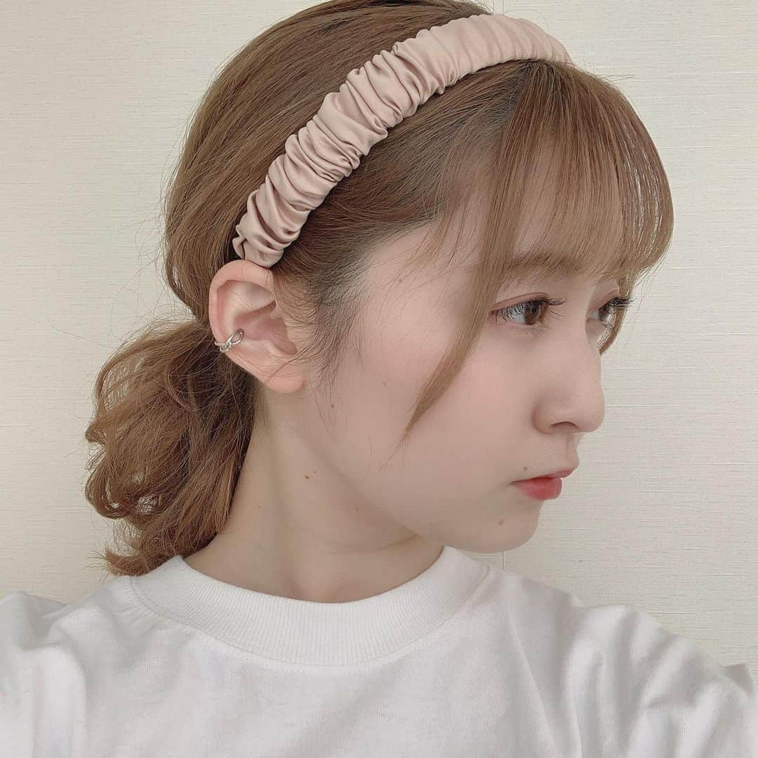 白井真緒のインスタグラム：「ヘアアレンジ☺︎﻿ ﻿  ﻿ほくろの数数えたら増えるらしいから数えちゃダメだよ。  #ヘアアレンジ #ヘアカラー #ハイトーン #カチューシャ #hairstyle #haircolor #hairarrange #カチューシャアレンジ #シルバーアクセ #イヤーカフ」
