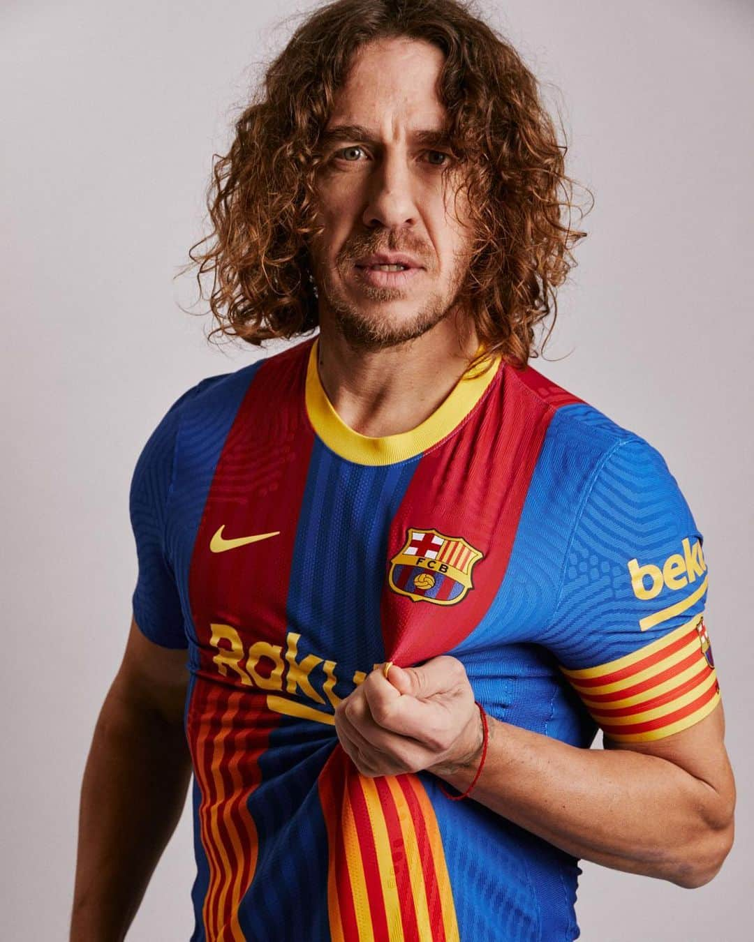 FCバルセロナさんのインスタグラム写真 - (FCバルセロナInstagram)「🔥 NEW KIT ALERT! 🔥 #ElClásico special edition jersey!  💙❤️ Featuring club legend @Carles5Puyol 😍 La camiseta del próximo Clásico ya está aquí ©️ Carles Puyol ens presenta l'equipació per al proper Clàssic  #OneShirtUnitesUs #UnaSamarretaEnsAgermana」1月26日 17時30分 - fcbarcelona