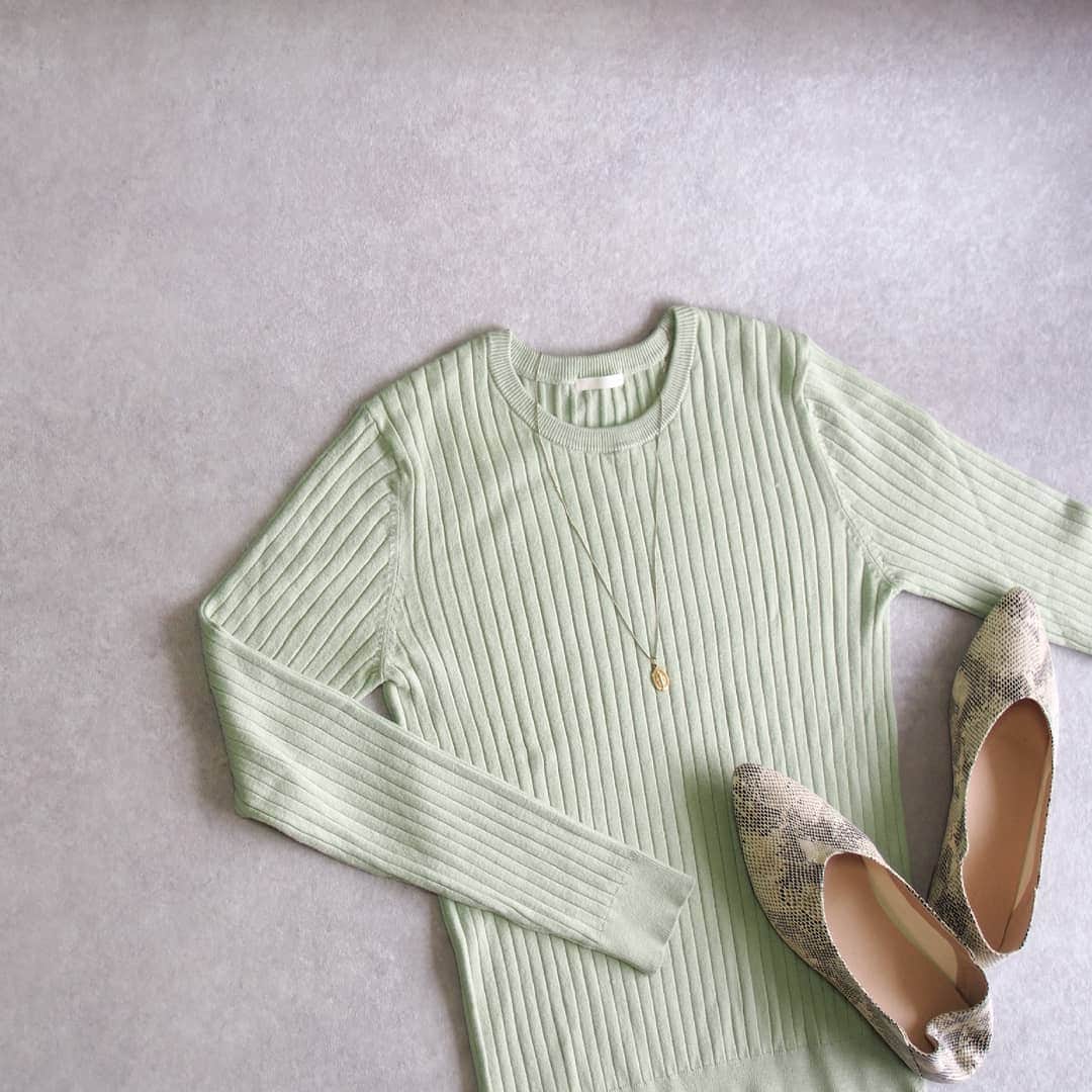 nori0620のインスタグラム：「少しずつ、春カラーを………………🌻🌿  久しぶりの@gu_globalでのお買い物は、キレイなグリーンのリブクルーネックセーター  @randa_pic パイソンのソフトVカットバブーシュ  フラットパンプスはかかとを踏んでバブーシュとしても履くことも出来る2way  #instafashion #fashion#fashionsnap#code#outfit#ファッション#コーデ#gu_global#リブクルーネックセーター#新作#2021ss#randa#ソフトVカットバブーシュ#置き画#春アイテム」