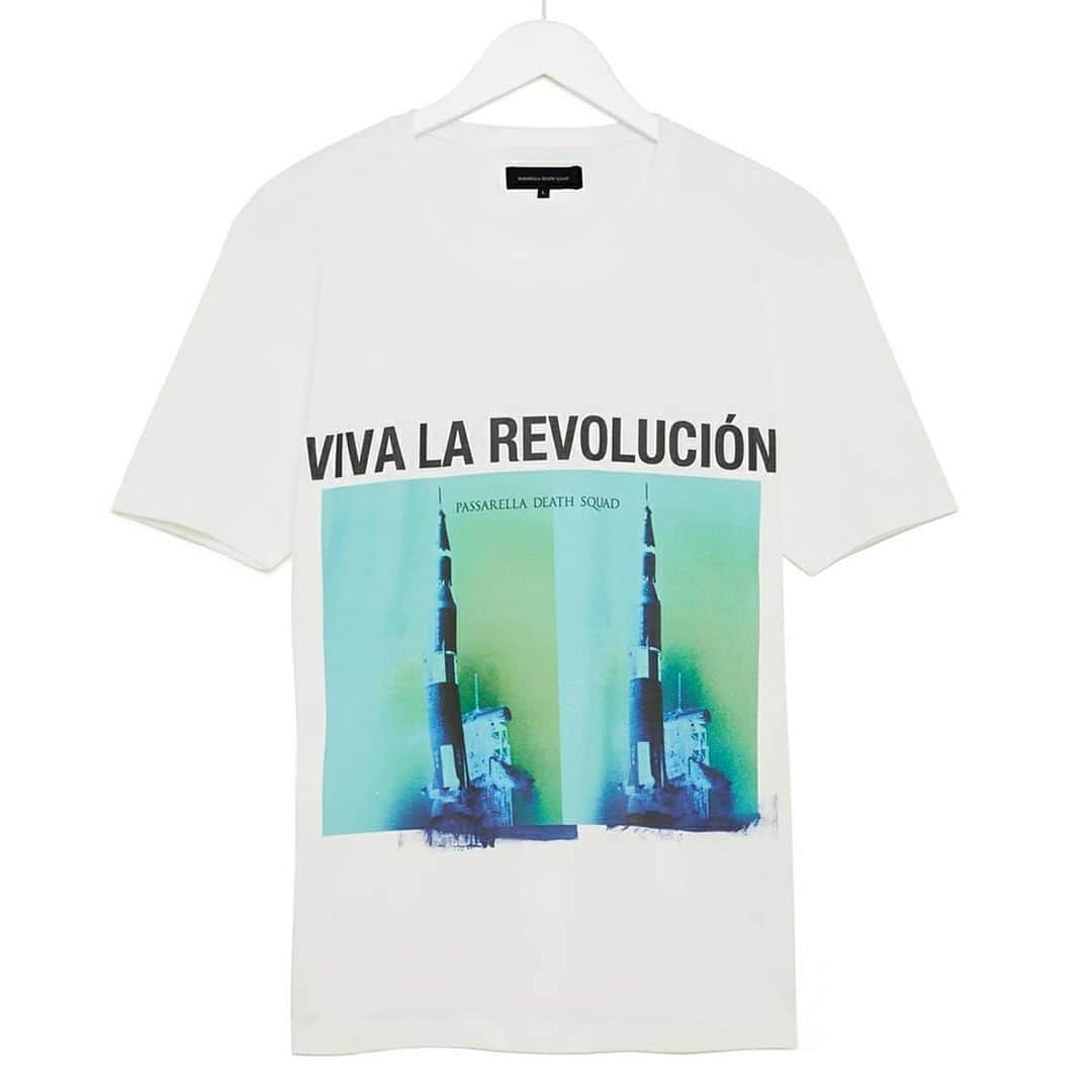 パサレラデススクアッドさんのインスタグラム写真 - (パサレラデススクアッドInstagram)「'No Pasarán', 'Al Grito De Guerra' & 'Viva La Revolución' tshirts available again. Link in the biog. x . As always with Passarella, made in England with Japanese fabric. . . . . .  #madeinengland #madeinjapan #tshirts #tshirt #london #artwork #japan #japanfabric #nopasaran #vivalarevolucion #algritodeguerra」1月26日 17時33分 - passarelladeathsquad