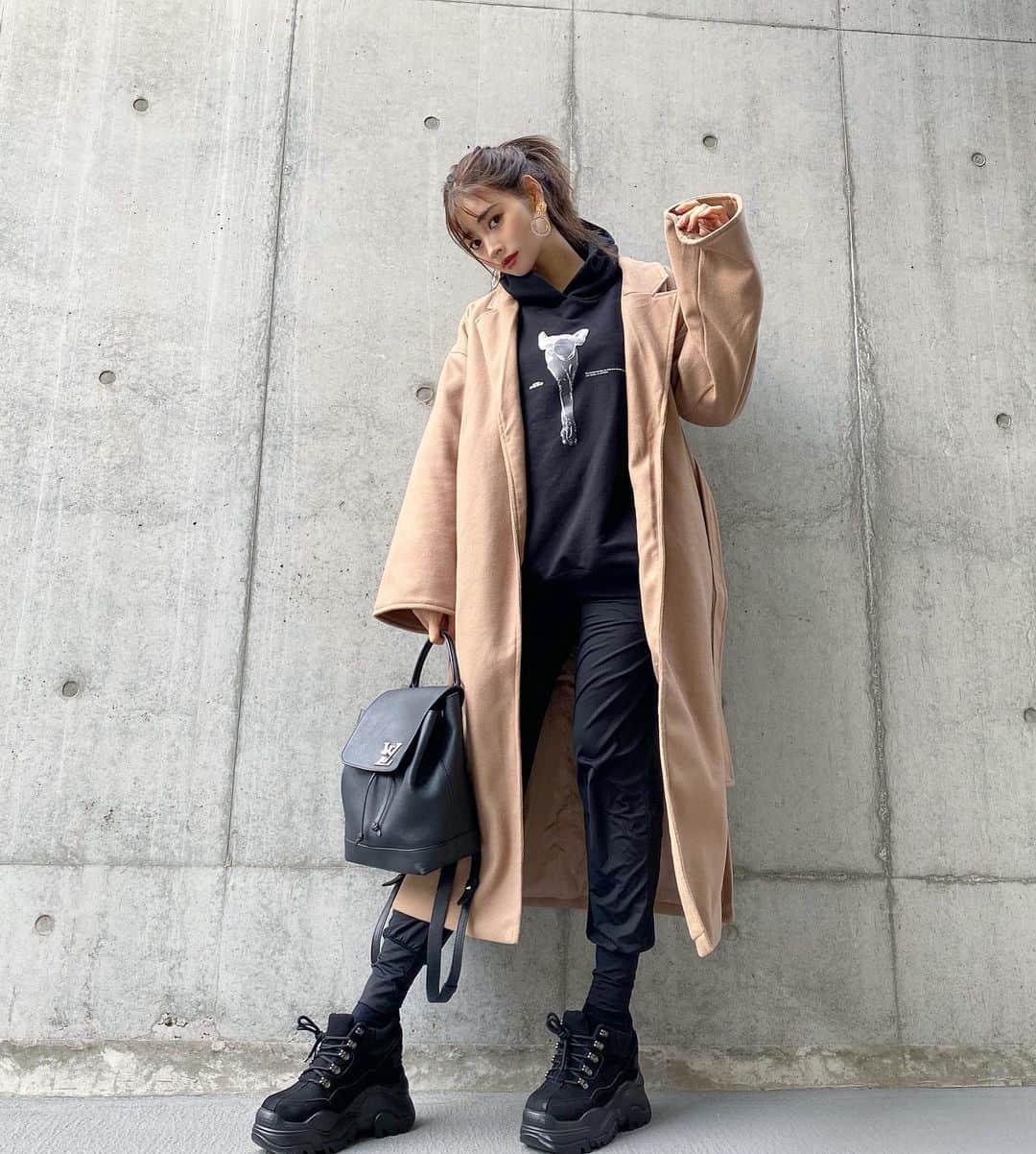 のインスタグラム：「真似コーデ🤍🖤　@rolaofficial  このパーカー持ってるって事は 真似しないとねって思ってやってみたよ〜！笑 ・ 今回の主役のこのコート🤍 インスタ載せる為にどんなコーデ組もうかな？ って悩んでた所！ローラさんの写真をみて このコーディネートに🤍🖤可愛い😍 coat : @royalparty_official 袖がダボっとしてて可愛い🥲 Parker : @studior330 ローラさんのブランドです🤍 bag : @louisvuitton sneaker : @shaon.official ・ ・ ・ ・ ・ ・ ・ ・ ・ ・ ・ ・ ・ #パーカー#コート#リュック#スニーカー#コーディネート#冬コーデ#カジュアルコーデ#大人カジュアル#大人可愛い#オトナ女子#ポニーテール#撮影#ベージュコーデ#ブラックコーデ#スポーティー#スニーカー女子#ローラ#モデル#おうち時間#トレーニング#トレーニング女子#散歩#ダイエット#beige#coat#ponytail#sporty#parker#blacklove#sportswear」