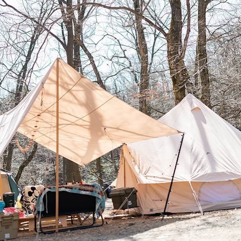 キャンプ情報サイト［ランタン］さんのインスタグラム写真 - (キャンプ情報サイト［ランタン］Instagram)「CAMP SMILE STYLE ／ YETIの限定カラーが鮮やか！ 大好きなギアに囲まれてゆったりタイム ＼ いろんなキャンパーのキャンプスタイルを現地取材と一般キャンパーからの投稿で数多く掲載してます。 . . 詳しくは @lantern.camp webサイトをご覧ください . . #camp #camping #outdoor #travel #trip #lantern_smile #nature #キャンプ #キャンプ用品 #アウトドア #テント #自然 #旅行 #キャンプ初心者 #キャンプ好きな人と繋がりたい #キャンプスタイル #LANTERN #キャンプギア #yeti #クーラーボックス #タンブラー #アラジンストーブ #囲みテーブル #ノルディスク #ケトル #冬キャンプ #ファミリーキャンプ #マキノ高原キャンプ場」1月26日 17時37分 - lantern.camp