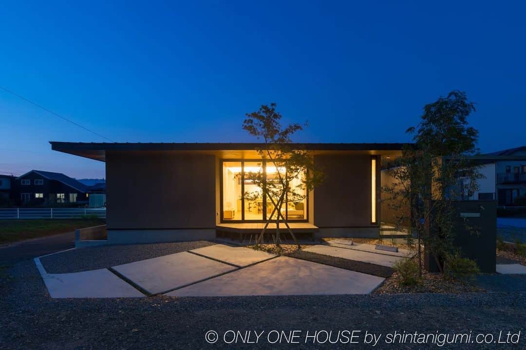 ONLY ONE HOUSE 株式会社 新谷組のインスタグラム：「*  #選べる平家　はじめました #casa piatto  ☑︎台風や地震に対して比較的丈夫 ☑︎バリアフリーにしやすい ☑︎耐久性にすぐれている ☑︎階段がないため、家事が楽になる  などの利点がある平家を選ぶ方が 近年増えてきております。  ご興味のある方は ぜひお気軽にお問い合わせください☻  こちらの#平家の内装 も 順次post致しますので よければフォローお願いします🙇🏻‍♀️  more phots▶︎ @shintanigumi.co.ltd   --------------------------------------  新谷組は土地探しから 設計施工管理の全てを 弊社で担う事ができます！  大工工務店だからこそ出来る 枠にとらわれない自由な発想で お客様のお家づくりを 全力でサポートいたします💪🏻  #ONLY_ONE_HOUSE by shintanigumi.co.Ltd  本社TEL ▶︎0770-78-1255 事務所TEL ▶︎0770-59-2552 E-Mail ▶︎shintanigumi@outlook.jp 新谷組HP ▶︎http://www.shintanigumi.jp  --------------------------------------  #新谷組 #オンリーワンハウス #おおい町 #舞鶴市 #高浜町 #小浜市 #敦賀市 #若狭町 #美浜町 #新築 #一戸建て #外構工事 #改修工事 #シンプルライフ #マイホーム #注文住宅 #デザイン住宅 #自由設計 #工務店 #金属サイディング #家事楽動線 #家づくり #平家 #平家に住みたい」