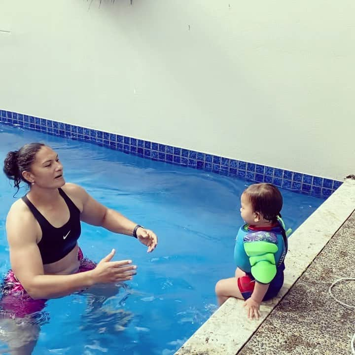 バレリー・アダムスのインスタグラム：「Proud mum moment 🥰 Kepaleli was only standing on the edge of the pool at the start of summer and now he can jump confidently of the edge 💫👊🏾 sorry not sorry for the high pitch celebration 💁🏽‍♀️😜⭐️ #mumlife #makingmemories #mybabies #home #summerlovin」