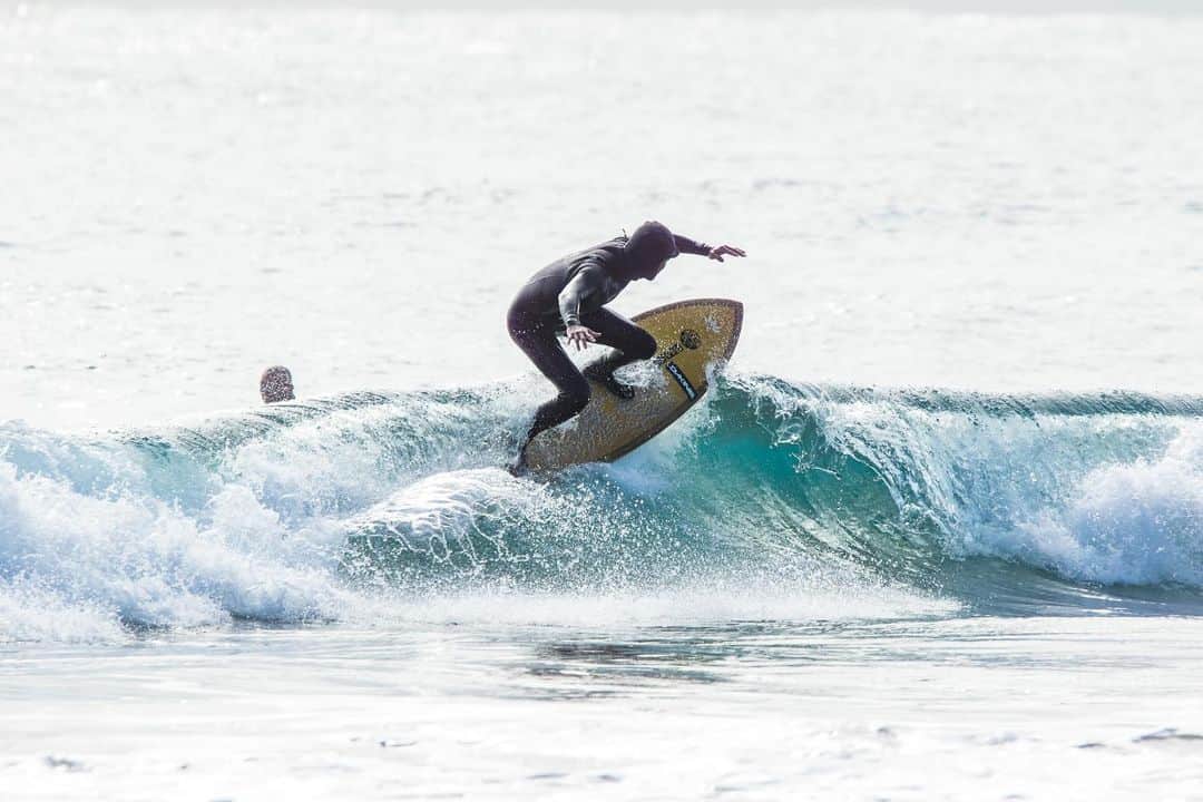 三浦理志さんのインスタグラム写真 - (三浦理志Instagram)「真冬のサーフィンも @axxeclassic のHybrid U Zip があれば問題なし！ 暖かくて柔らかい！ 📷 @kenyutakahashi  #axxeclassic #hybriduzip #wetsuits #surf #surfing」1月26日 17時39分 - mar4m