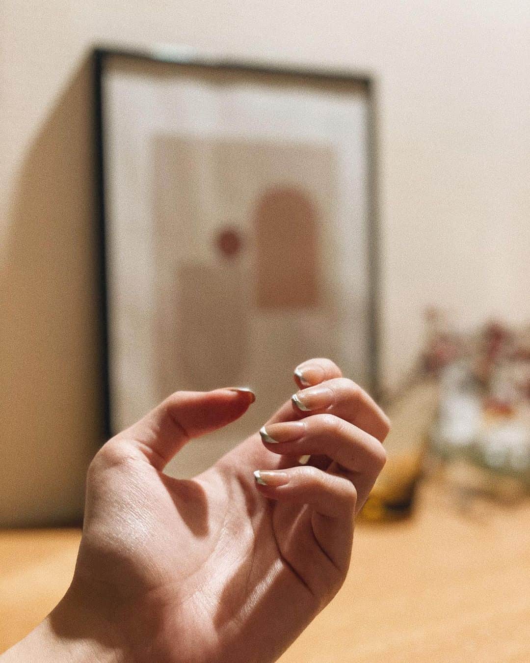 のインスタグラム：「少し前に、100億年ぶりにネイルしたよ♡ ずっとやりたかったスクエアのミラーフレンチ綺麗すぎてつい見ちゃう…♡  @inthink Thank you!!!  #nail #ミラーフレンチ #フレンチネイル #ネイル #ミラーネイル #ジェルネイル」