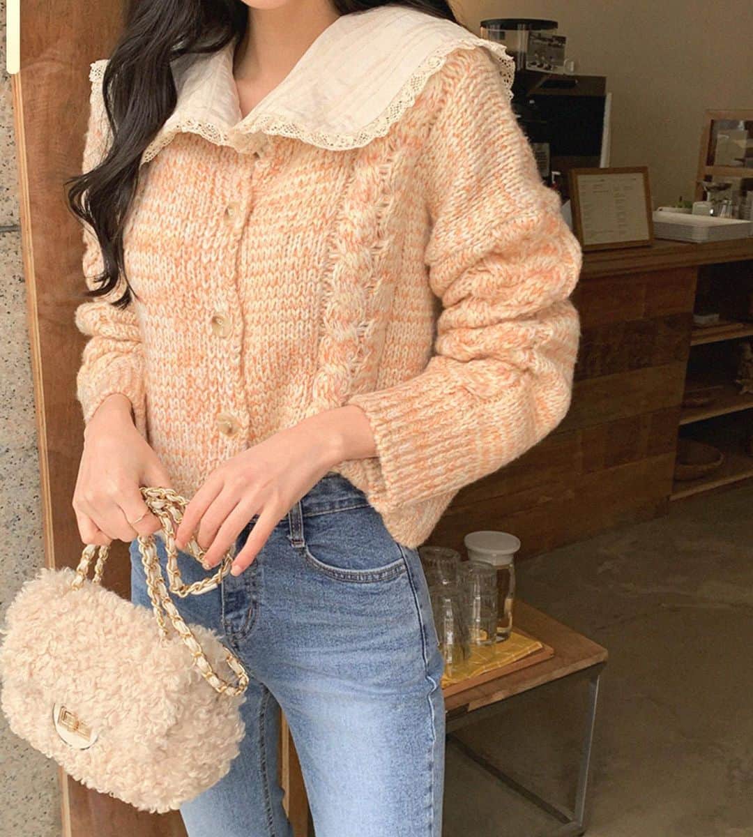 Fleur Fleurのインスタグラム：「報告一下：粉色外套非常之受歡迎！ 農曆新年真係特別多客人訂衫㗎見到鍾意嘅歡迎聯絡我哋或直接購買😍」