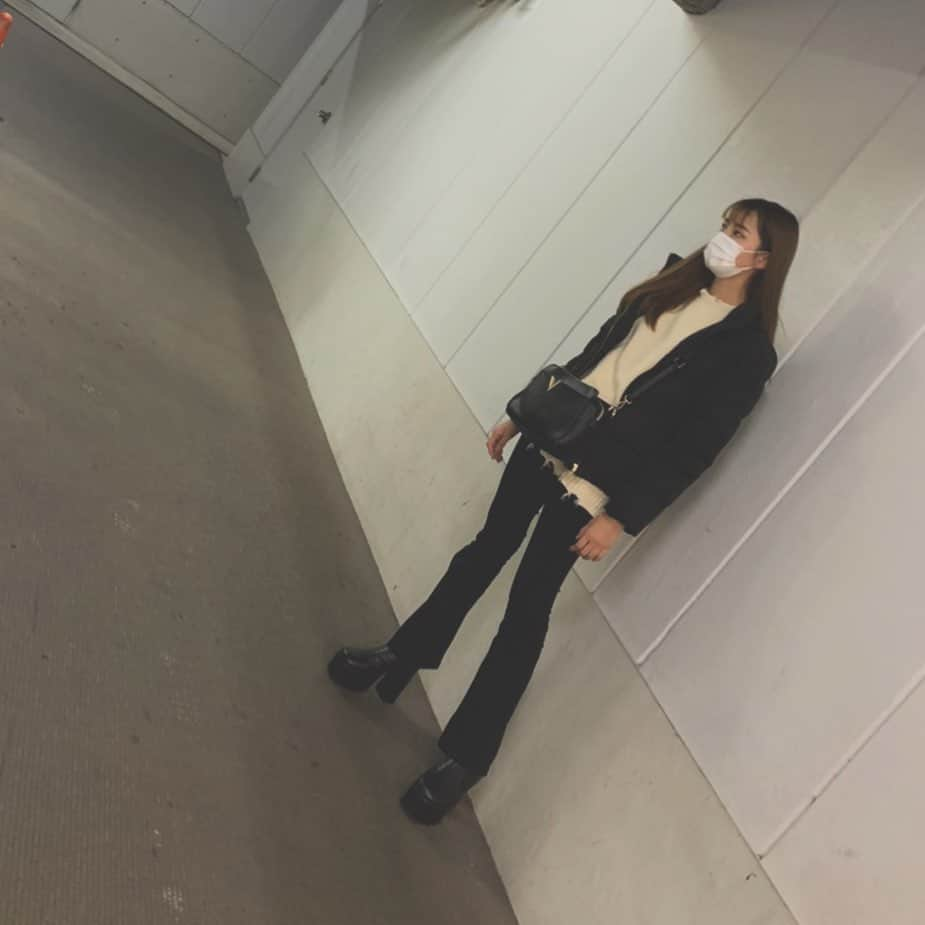 福本茜のインスタグラム：「🤍 outer→GU tops→RETRO GIRL pants→ENVYM shoes→GRL #あかねんこーで」