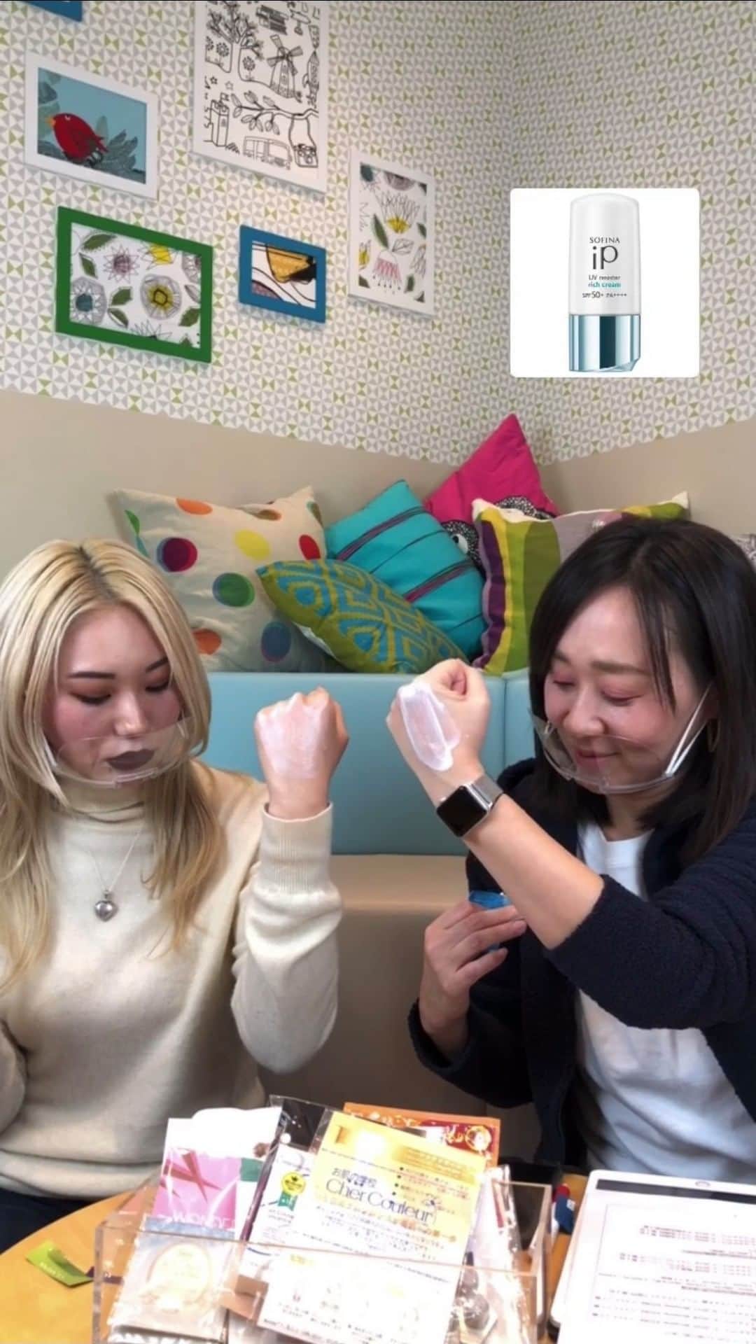のインスタグラム：「ベスコス受賞アイテムを含む全25商品を、@ cosme編集部が実際に試しながら魅力をレポート！本配信では、スキンケア、ボディケアのアイテムにフォーカス。  また紹介したアイテムは、2020年12月1日（火）～2020年12月31日（木）までの期間中におこなった、ベスコスサンプルつめ合わせプレゼントキャンペーンと連動しています。  ※キャンペーンは現在終了しております。 ※当選商品の中身はそれぞれ異なる場合があります。 ※当選商品は今回ご紹介しているアイテムすべてが含まれているわけではありません。  ▼紹介したアイテムはこちらからチェック！ https://www.cosme.net/bestcosme/articles/sample-present-brand-2020-12  ▼ベスコスサンプルつめ合わせプレゼントキャンペーン https://www.cosme.net/bestcosme/articles/2020-present-sample ※応募は終了しております。  #アットコスメ #美容 #スキンケア #ボデイケア #コスメ #化粧品 #コスメ部 #コスメ好きさんと繋がりたい #atcosme #cosmetics #ilovemakeup #beautynews」