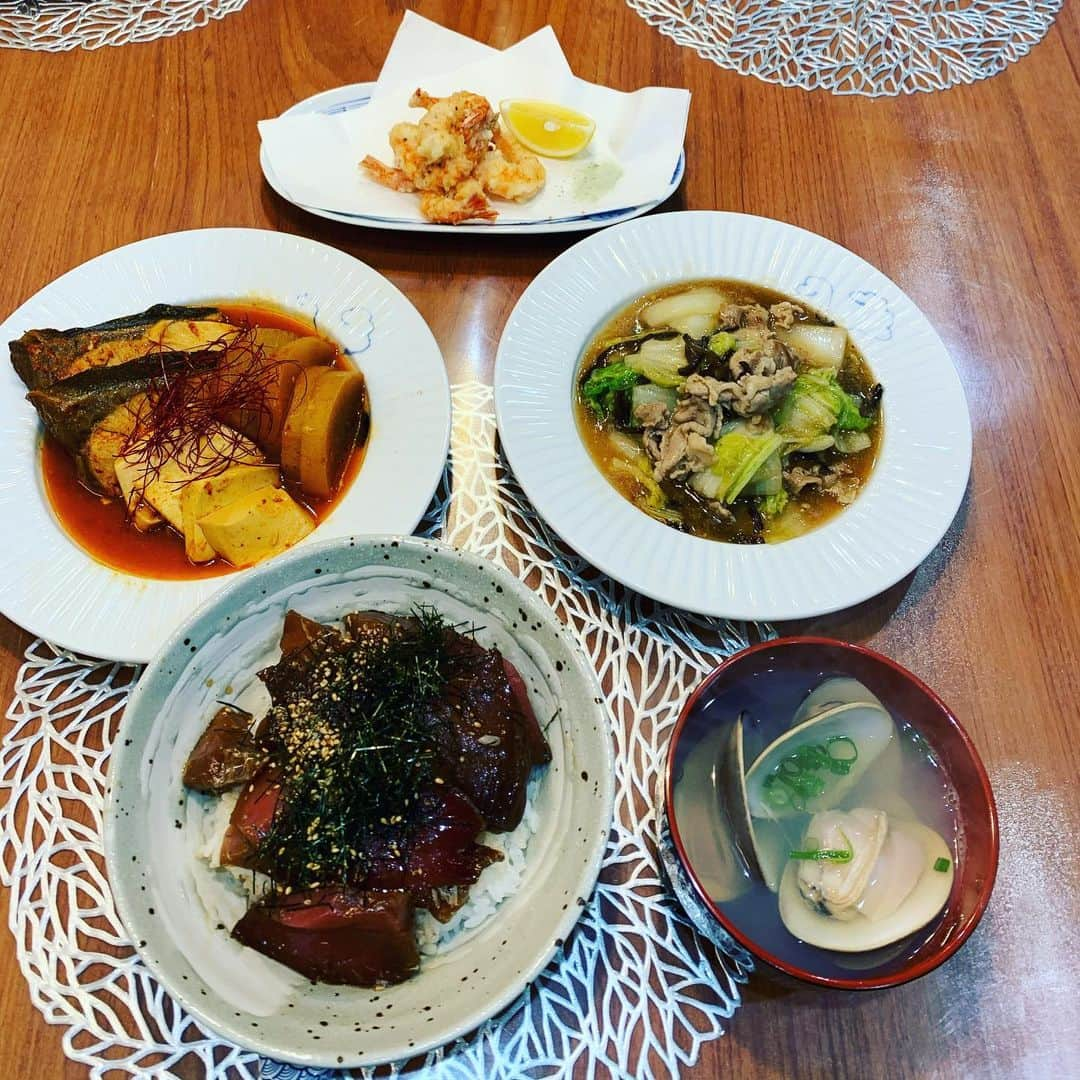 金村義明さんのインスタグラム写真 - (金村義明Instagram)「18時毎日放送ラジオ生放送前に晩飯！ 築地場外での買い出し物 ヅケ丼　韓国ブリ大根　白菜豚肉キクラゲの中華風炒め　車海老天ぷら！蛤のお吸い物 超超超超超超超超超超超超超超劇劇劇劇劇劇劇劇劇劇劇劇劇劇ウママママママママママママシ 生放送気合い入れてリモート！」1月26日 17時45分 - yoshiaki_kanemura