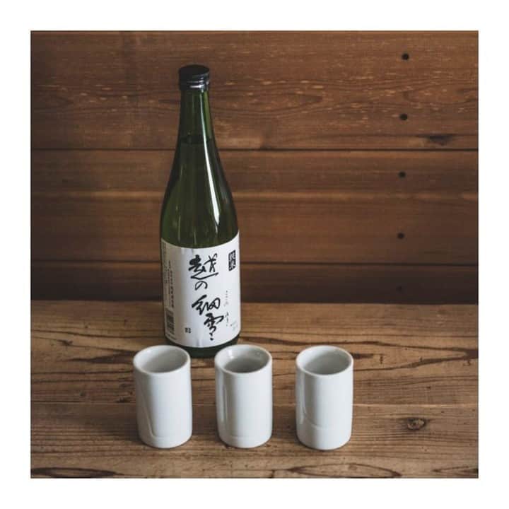 のインスタグラム：「. 【IKKONで日本酒飲み比べ】  今回飲み比べた日本酒は 【越の細雪　純米酒】 新潟県の越後酒造場のお酒。 前回の投稿の初しぼりと同じ酒蔵です。 こちらは透き通るようなさっぱりとした 味わいが特徴のお酒となっています♪  ◎Round 甘みを感じやすい  ◎Straight サッパリとした舌触りを感じられる  ◎Narrow 後味に透明感が生まれる 何杯でも飲めてしまいそう ﻿ このように1本の日本酒で、 3種類の味わい方ができるのがIKKONです。﻿  是非お気に入りの日本酒で 試してみてくださいね！  詳細は【@ikkon.life】 プロフィールリンクから。  ------------------------------------------- 【IKKONとは】 IKKONとは3種の味わい方が 楽しめるぐい呑みです。  二重焼という大堀相馬焼の特徴と、 その内側の形状を工夫することにより 空気との関わり方が変化。 それによりお酒の味の深みや風味を 楽しみ尽くすことができます。  それぞれの特徴を紹介します。  Round フルーティーな優しい 甘味を味わう  Straight 複雑な味わいをしっかりと 十分に味わう  Narrow 飲む過程で起きる 変化を味わう -------------------------------------------  #ikkon #一献 #飲み比べ #呑み比べ  #日本酒飲み比べ #日本酒好き #酒スタグラム  #ポン酒 #sakelover #ポン酒ダグラム  #酒スタグラム #ポン酒タグラム #日本酒部  #日本酒が好き #日本酒らぶ #日本酒で乾杯  #日本酒飲もう #日本酒好きとつながりたい  #日本酒飲みたい #利酒  #酒器 #酒器セット #日本酒好きな人と繋がりたい #日本酒女子  #日本酒大好き #ponshutagram #sakestagram #新潟のお酒 #純米酒 #日本酒」