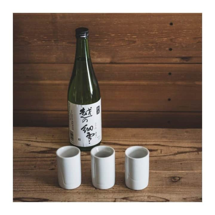 IKKONさんのインスタグラム写真 - (IKKONInstagram)「. 【IKKONで日本酒飲み比べ】  今回飲み比べた日本酒は 【越の細雪　純米酒】 新潟県の越後酒造場のお酒。 前回の投稿の初しぼりと同じ酒蔵です。 こちらは透き通るようなさっぱりとした 味わいが特徴のお酒となっています♪  ◎Round 甘みを感じやすい  ◎Straight サッパリとした舌触りを感じられる  ◎Narrow 後味に透明感が生まれる 何杯でも飲めてしまいそう ﻿ このように1本の日本酒で、 3種類の味わい方ができるのがIKKONです。﻿  是非お気に入りの日本酒で 試してみてくださいね！  詳細は【@ikkon.life】 プロフィールリンクから。  ------------------------------------------- 【IKKONとは】 IKKONとは3種の味わい方が 楽しめるぐい呑みです。  二重焼という大堀相馬焼の特徴と、 その内側の形状を工夫することにより 空気との関わり方が変化。 それによりお酒の味の深みや風味を 楽しみ尽くすことができます。  それぞれの特徴を紹介します。  Round フルーティーな優しい 甘味を味わう  Straight 複雑な味わいをしっかりと 十分に味わう  Narrow 飲む過程で起きる 変化を味わう -------------------------------------------  #ikkon #一献 #飲み比べ #呑み比べ  #日本酒飲み比べ #日本酒好き #酒スタグラム  #ポン酒 #sakelover #ポン酒ダグラム  #酒スタグラム #ポン酒タグラム #日本酒部  #日本酒が好き #日本酒らぶ #日本酒で乾杯  #日本酒飲もう #日本酒好きとつながりたい  #日本酒飲みたい #利酒  #酒器 #酒器セット #日本酒好きな人と繋がりたい #日本酒女子  #日本酒大好き #ponshutagram #sakestagram #新潟のお酒 #純米酒 #日本酒」1月26日 17時51分 - ikkon.life