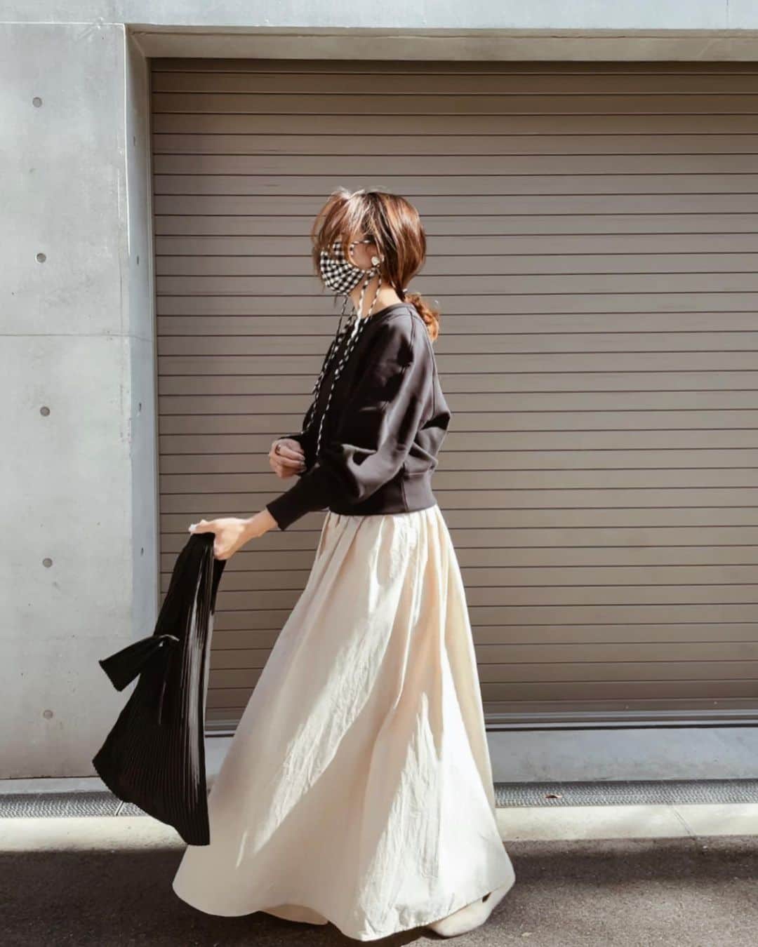 Erikaさんのインスタグラム写真 - (ErikaInstagram)「@uniqlo_jp  #スウェットクルーネックシャツ   ブラックとホワイト 2色買い🙆‍♀️ サイズは、M、L 試着して、 やっぱり Mにした🙆‍♀️ サイトで見てるより着たらめちゃくちゃデザインが可愛すぎた♥  万能 @mite__official  ワンピコーデは @miiikunkun  オススメのコーデ🤎 さっそく着た🙊  もうすぐ発売の @citrinechakra  の プリーツバッグは カラバリが可愛すぎたので、要チェックです☑  ┈┈┈┈┈┈┈┈┈┈ #uniqlo #uniqlou #uniqloコーデ #ユニクロ#ユニクロコーデ #ユニクロ購入品 #ユニクロユー #mite #ミテガール #ママコーデ#ママガール#ママファッション#シトリンチャクラ#着回しコーデ#マスク女子 #マスクコーデ #スカートコーデ」1月26日 17時51分 - 911erika