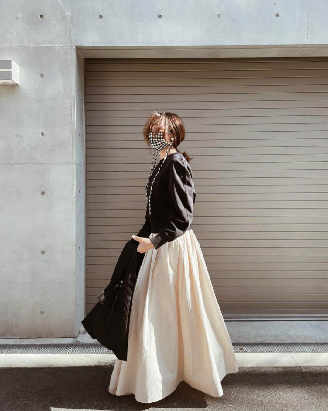Erikaさんのインスタグラム写真 - (ErikaInstagram)「@uniqlo_jp  #スウェットクルーネックシャツ   ブラックとホワイト 2色買い🙆‍♀️ サイズは、M、L 試着して、 やっぱり Mにした🙆‍♀️ サイトで見てるより着たらめちゃくちゃデザインが可愛すぎた♥  万能 @mite__official  ワンピコーデは @miiikunkun  オススメのコーデ🤎 さっそく着た🙊  もうすぐ発売の @citrinechakra  の プリーツバッグは カラバリが可愛すぎたので、要チェックです☑  ┈┈┈┈┈┈┈┈┈┈ #uniqlo #uniqlou #uniqloコーデ #ユニクロ#ユニクロコーデ #ユニクロ購入品 #ユニクロユー #mite #ミテガール #ママコーデ#ママガール#ママファッション#シトリンチャクラ#着回しコーデ#マスク女子 #マスクコーデ #スカートコーデ」1月26日 17時51分 - 911erika