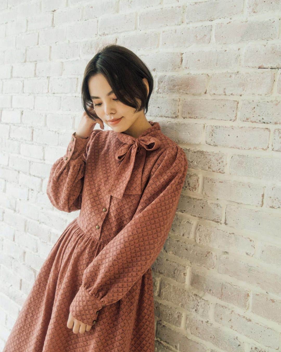 のインスタグラム：「. ﻿ ﻿ ﻿ 古書に惹かれるワンピース﻿ ( @LEBECCA_boutique original )﻿ ﻿ ﻿ model﻿ @ayamiotsu ﻿ hair ＆ make up﻿ @sota_nakai ﻿ photo﻿ @shibazakimadoka ﻿ ﻿ ﻿ ﻿ #LEBECCAboutique﻿ #古書に惹かれるワンピース」