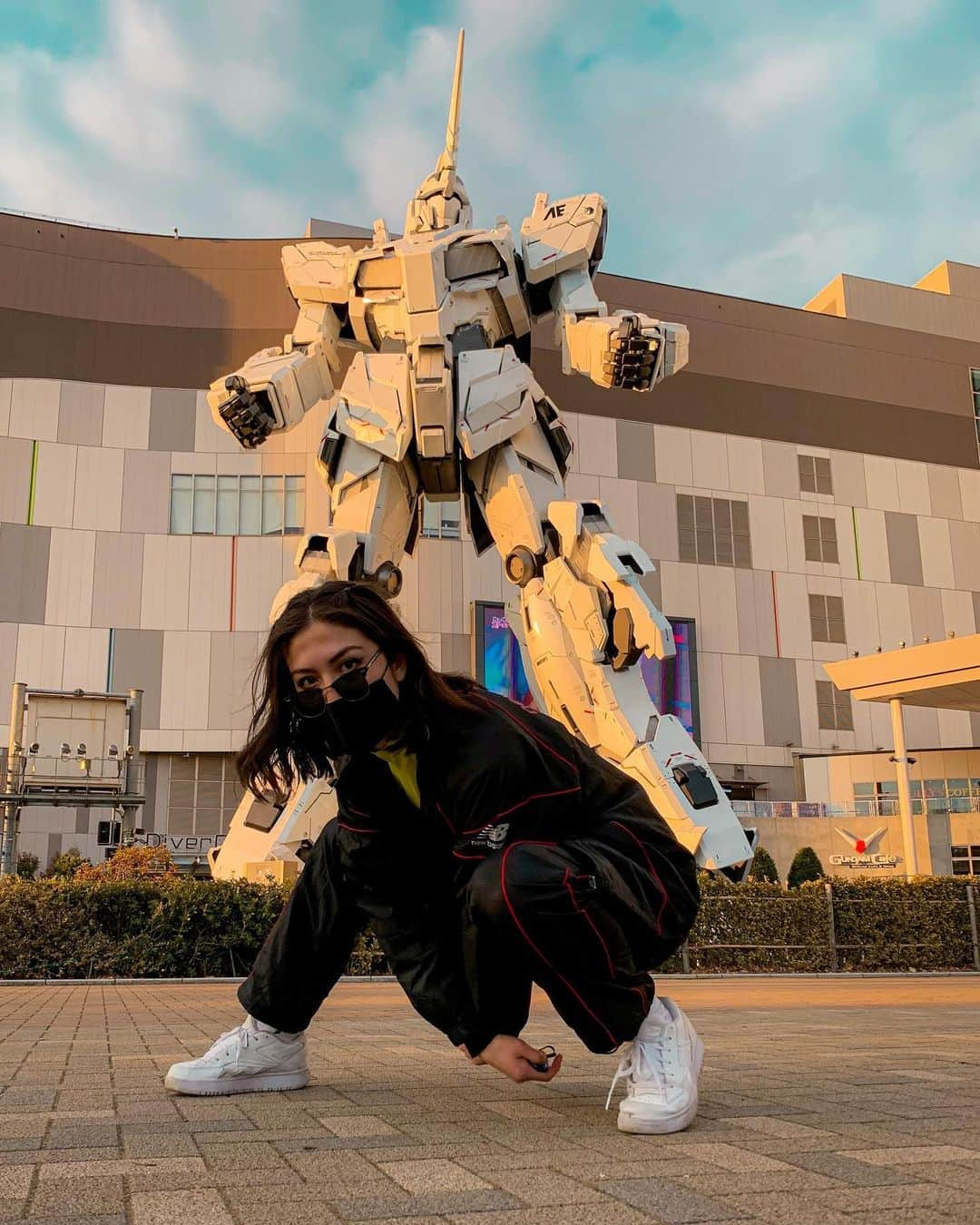 リン・ハッチソンのインスタグラム：「Sup Gundam 🦾🦄」