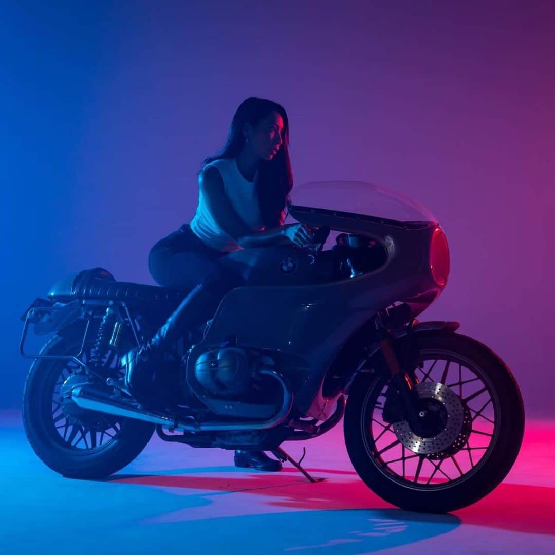 CAMIRAのインスタグラム：「r100rsをお洒落にカスタムされてて素敵すぎるバイクだった！色も好み🤩 #r100rs#bmw#バイク女子#バイクのある生活#バイク写真部#バイク女子と繋がりたい#カフェレーサー」