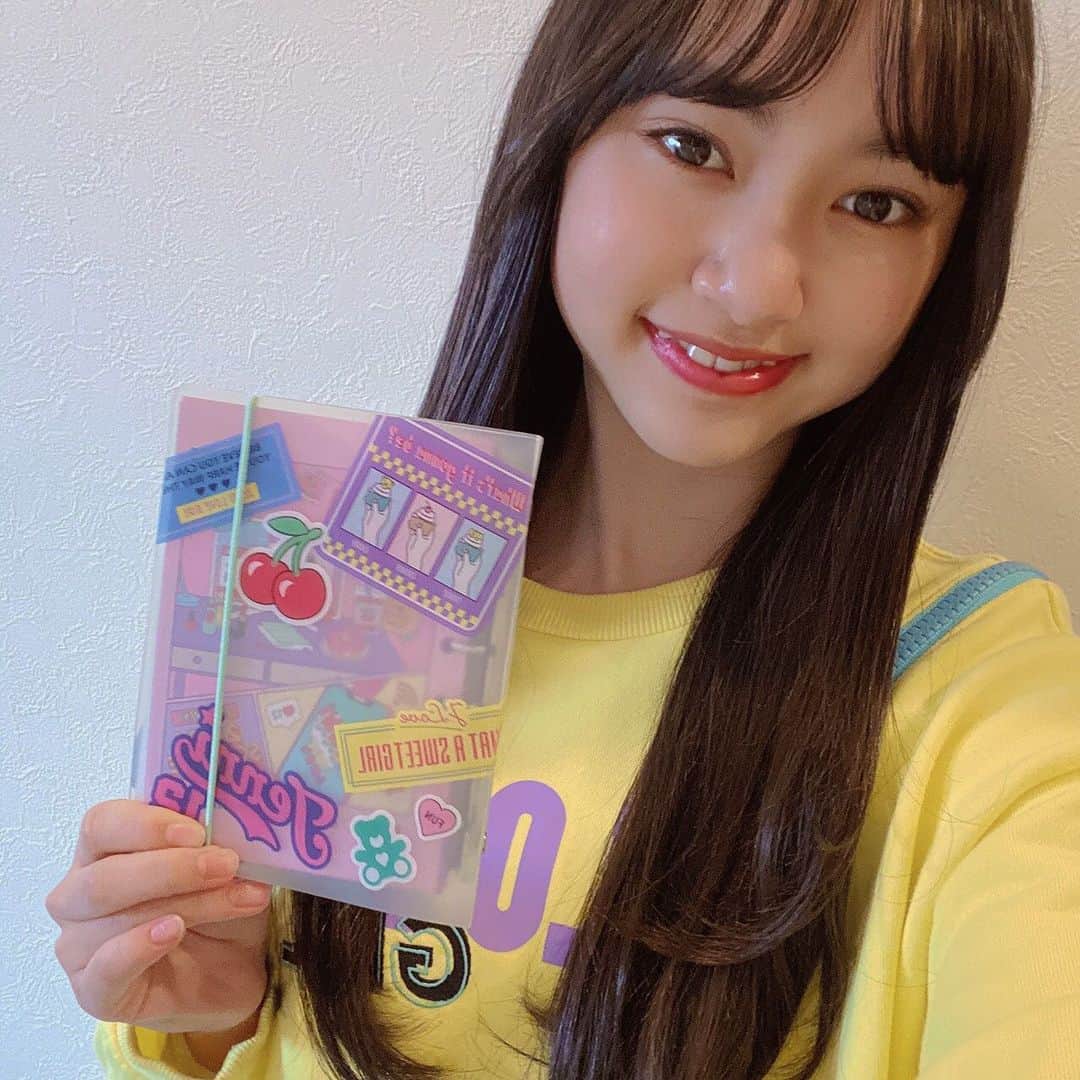 ニコ☆プチのインスタグラム：「レイラのふろくの使い方😋 プロフィール帳はお友達に渡したりしてもいいね😽  ニコプチ2月号の付録は♡ jenni loveのスケジュール帳だよっ😍  とってもカラフルで、とってもオシャレ👍 れいらは自分のプロフィールを書いてみたよ!! シールを付けたり、色付きのボールペンで可愛くしてみたんだ¨̮♡  毎年愛用してるから、スケジュール帳が付録だと嬉しいね😆  みんなも参考にしてくれると嬉しいなっ❤️  #ニコプチ #ニコプチふろく #プチモのふろくの使い方  #ニコプチふろくのある生活  #ジェニィラブ #jennilove #ふろく #犬飼恋彩」