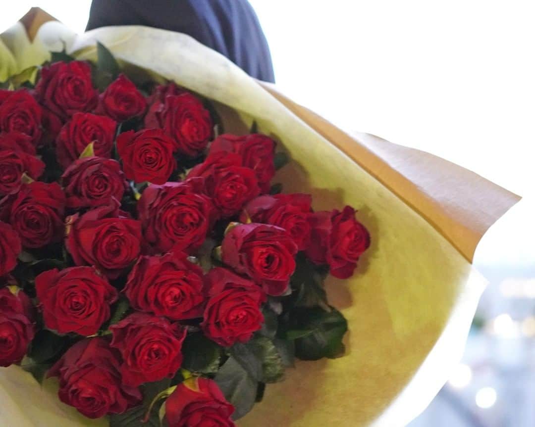 AOYAMA_HANAMOさんのインスタグラム写真 - (AOYAMA_HANAMOInstagram)「幾重にも重なる花びら、深い赤色、まっすぐ長いステムが美しい最高品質の大輪赤バラの花束。 バレンタインデーのサプライズプレゼントや、誕生日、プロポーズ等、ここぞという時のギフトにいかがでしょうか。 事前にレストランやホテルなどのお渡しする会場へお届けすることも可能です。 ・ お好みの本数ごとのご注文も承っております。 - - - #aoyamahanamo #flowers #flowershop #florist #instaflower #flowergram #flowerstagram #flowerlovers #赤バラ花束 #青山花茂おまかせブーケ #おまかせ花束 #赤バラ #薔薇 #フラワーバレンタイン #プロポーズ花束  #花のある日常 #インスタフラワー #インテリアフラワー #フラワーアレンジメント #フラワーギフト #おうちフラワー」1月26日 18時00分 - aoyama_hanamo