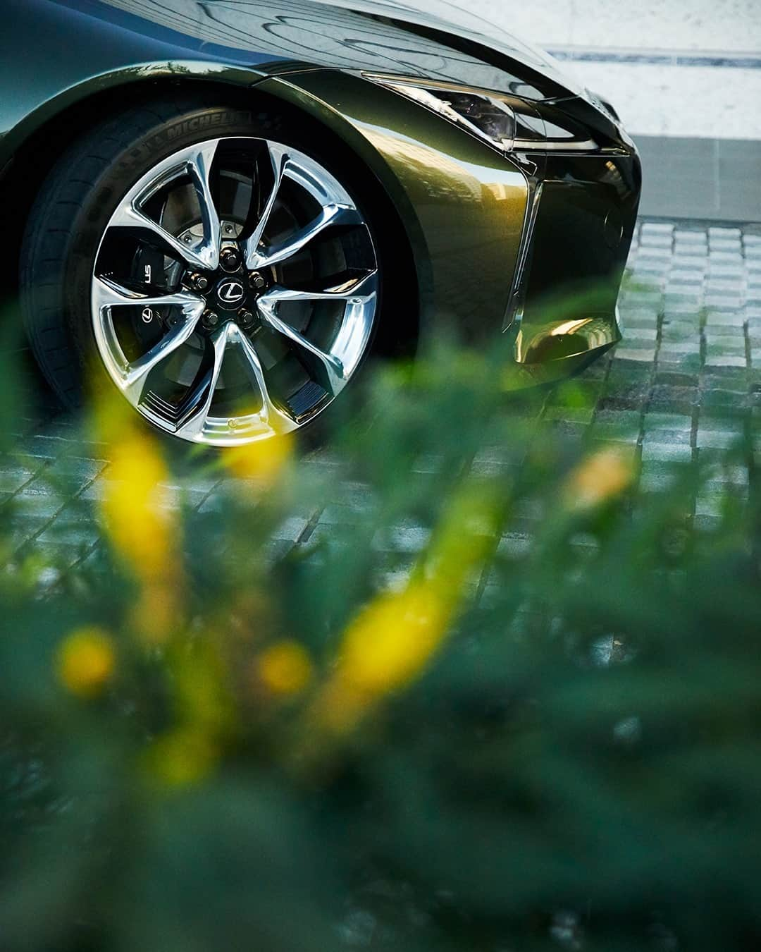 LEXUS / レクサスさんのインスタグラム写真 - (LEXUS / レクサスInstagram)「ボディに華を添える端正なホイールが、美しい走りを叶える。  #レクサス #Lexus #LexusLC #レクサスLC #LexusLCConvertible #コンバーチブル #convertible  #クーペ #車好きな人と繋がりたい #carsofinstagram #carlifestyle #carphotography #drive #ドライブ」1月26日 18時00分 - lexus_jp