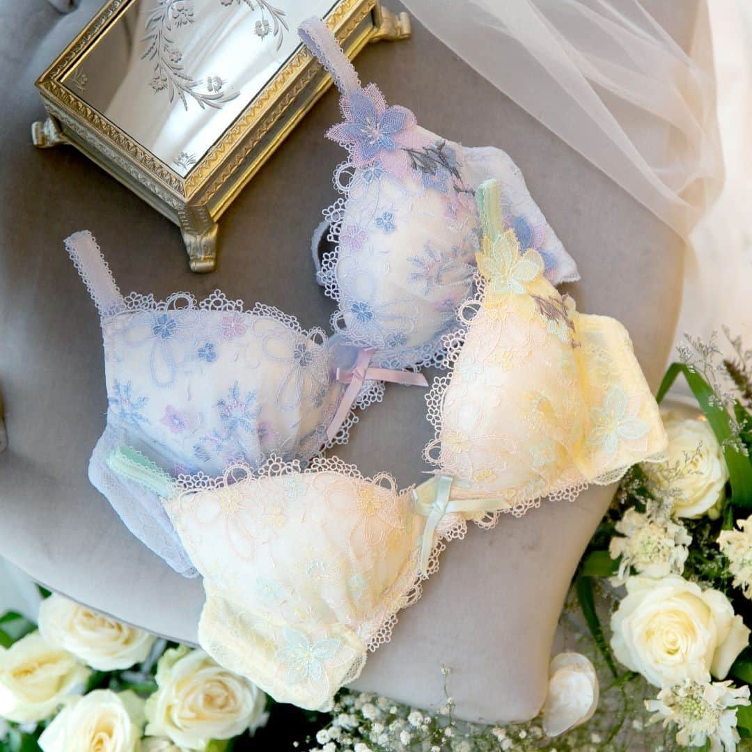 リサマリのインスタグラム：「﻿ ﻿ ﻿ 💐1/27発売START💐﻿ 咲き誇るお花たちの表情が可愛らしい、特別な1日を彩るランジェリー。﻿ 身に着けると、まるでお花の小道を歩いているようなHAPPYな気分に。﻿ ﻿ ﻿ 2021spring&summer ﻿ NEW collection﻿ ﻿ No.68260/68261﻿/68262 リサマリ レーヌ エミリア ブラジャー(B-Hcup)﻿ ¥3,850〜﻿ ﻿ ﻿ #risamagli﻿ #bra﻿ #lingerie﻿ #underwear」