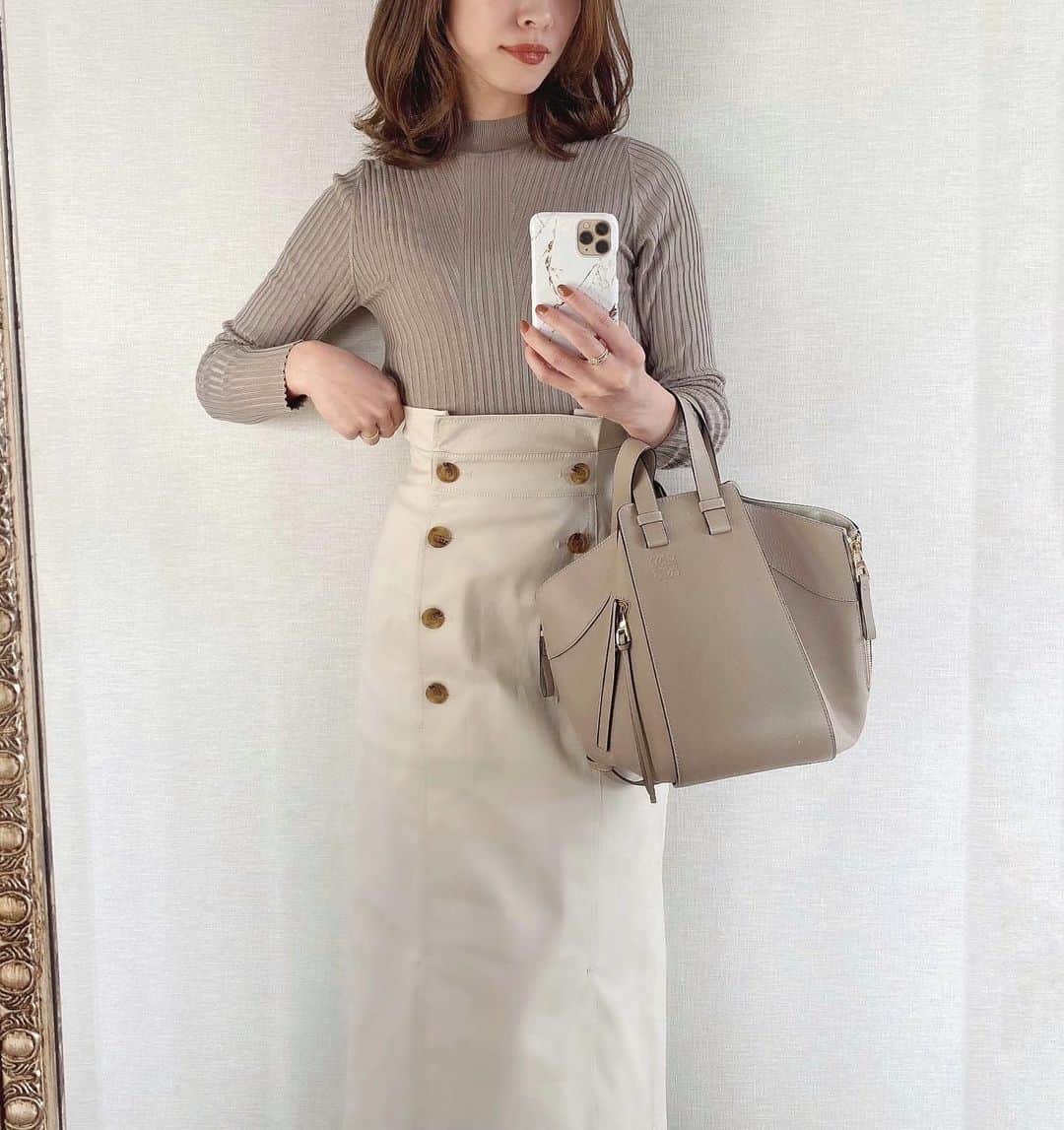 石黒美帆のインスタグラム：「*﻿ 🦔𓂃 𓈒𓏸﻿ ﻿ ﻿ tops#FRAYID﻿ skirt#lagunamoon  bag#LOEWE﻿ ﻿ ﻿ ベージュのワントーン落ち着きます☺️﻿ ﻿ ﻿ #fashion#fashionstyle#fashiongram#instafashion#outfit#ootd#dailylook#패션#오오티디#ファッション#コーデ#冬服#冬服コーデ#冬コーデ#フレイアイディー#ラグナムーン#ロエベ#ロエベバッグ#シンプルコーデ#ベージュコーデ」