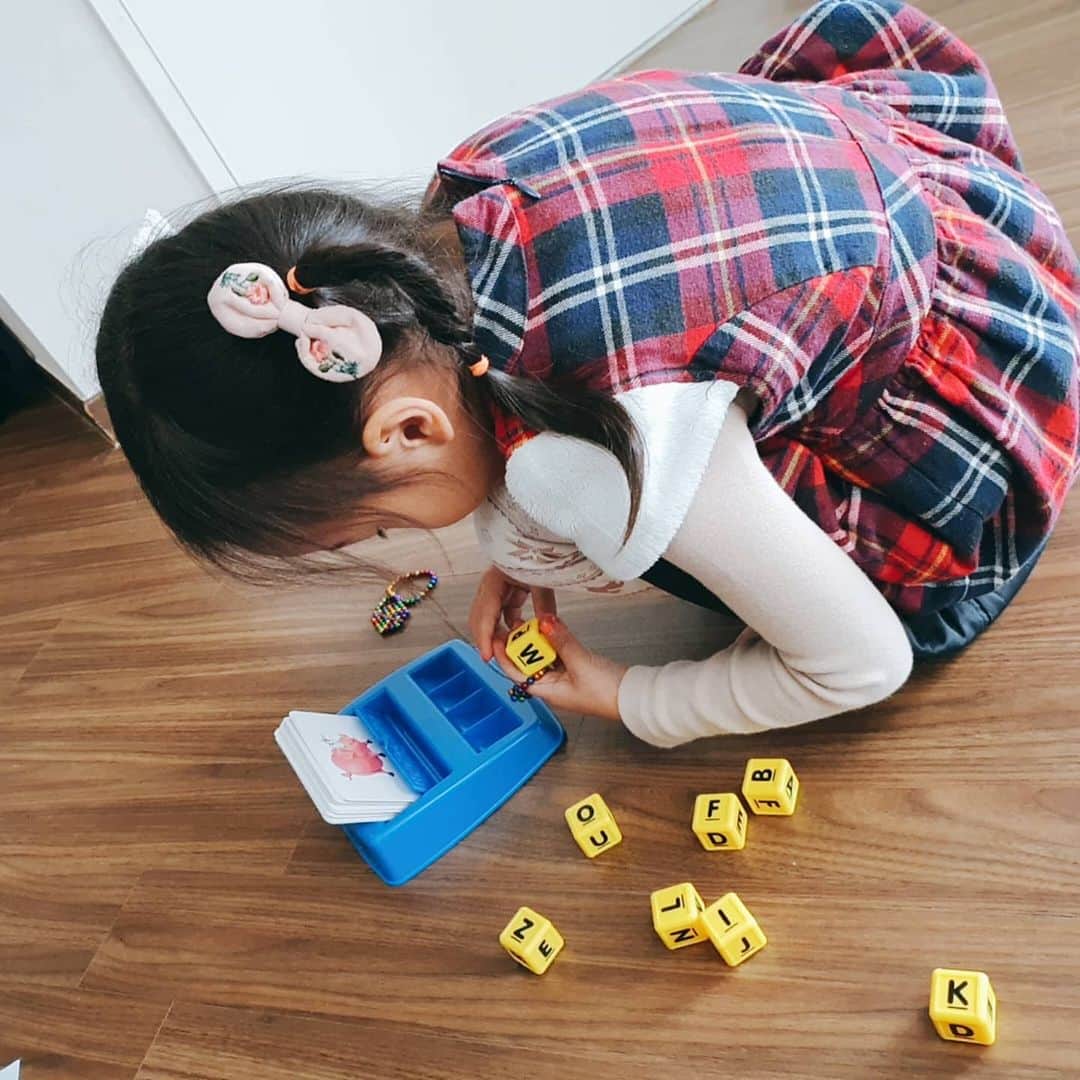 チョン・ダへのインスタグラム：「응.....그냥  다른 집 아이는 좋아 한다길래.... 한번 사봤어 ㆍ ㆍ ㆍ 카드 세장이나 맞춰줘서 고마워 🙄  #딸래in제주 #제주일상  #응그래 #엄마가괜히샀네 #내일되면재밌을까? #오빠도재미없데 #지퍼백행」