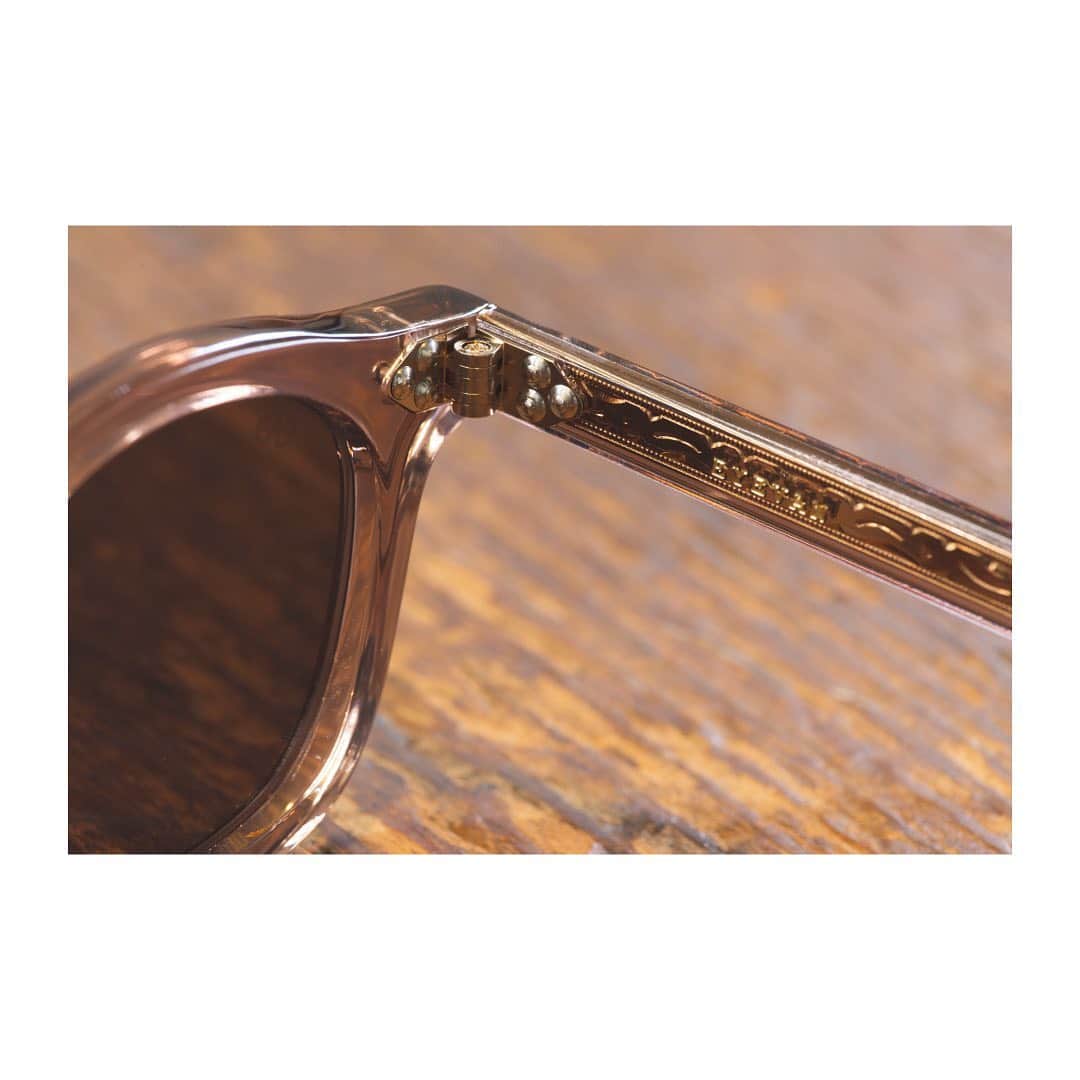 のインスタグラム：「. #EYEVAN . Model: Sadler-SUN . Inspired by the French vintage. A cut that leaves an outline by hydraulic press on the fleshy front. For the pins, a reinforcing part is used to prevent the pin from falling out, which was used in the 90s.  . #est1972 #lifethroughtherightfilter  #ascenefrom90smovies #90s  #classicbornanew #japaneseeyewear #handmadeinjapan」