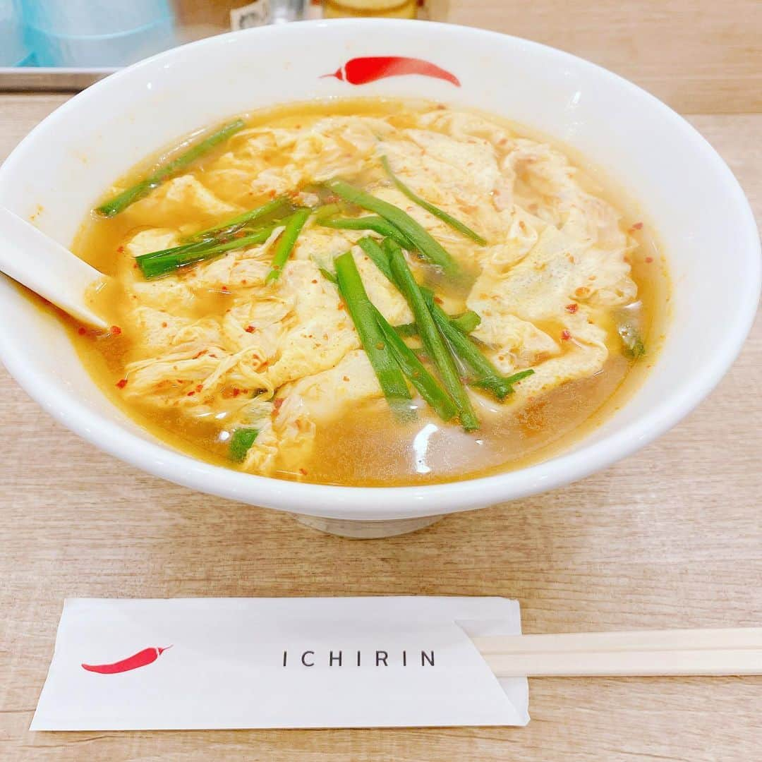 長久梨那のインスタグラム：「． おいしいラーメン食べたい②🍜 辛麺って知ってる？ 私は愛媛で初めて食べて大好きになったんだけど、愛媛で行った辛麺屋桝元は東京には店舗が無いんだぁ🥺💦 これは目黒にある辛麺屋一輪で食べた辛麺 &なんこつ🍜🍖 ここは麺が選べるんだけど、こんにゃく麺が絶対おすすめ✨✨ ここの辛麺も好き❤️ スーパーで即席のも見かけるけどおいしいのかなぁ🤔⁉️」