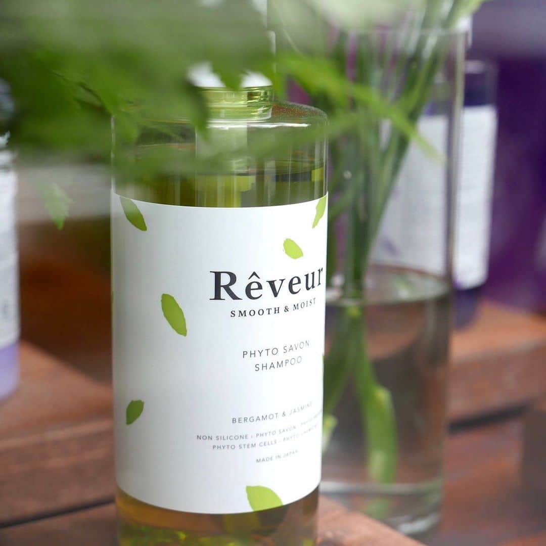 Rêveur(レヴール) のインスタグラム：「緑のスムース＆モイストは、しっとりさらさら仕上がりタイプ。 うるおいを感じながらも、すっきりとした洗いあがりが好みの方、髪質が細い方・柔らかい方に特におすすめです！  ベルガモット＆ジャスミンの爽やかで上品な香りにも癒されてくださいね。  レヴール フィトプロテイン（植物性たんぱく質）シリーズ ―スムース＆モイスト シャンプー／トリートメント 各 ¥1,500（税抜）500ml  @reveur_official @reveur_shopmap #レヴール #reveur #フィトプロテイン #プロテインシャンプー #ヘアケア #たんぱく質#プロテイン #プロテイン女子 #ノンシリコンシャンプー #植物性たんぱく質 #ツヤ髪#艶髪 #美髪 #ダメージケア #保湿 #ヘアケア用品 #頭皮ケア #サラサラ #幹細胞コスメ#植物性 #美髪細胞 #シャンプー #トリートメント」