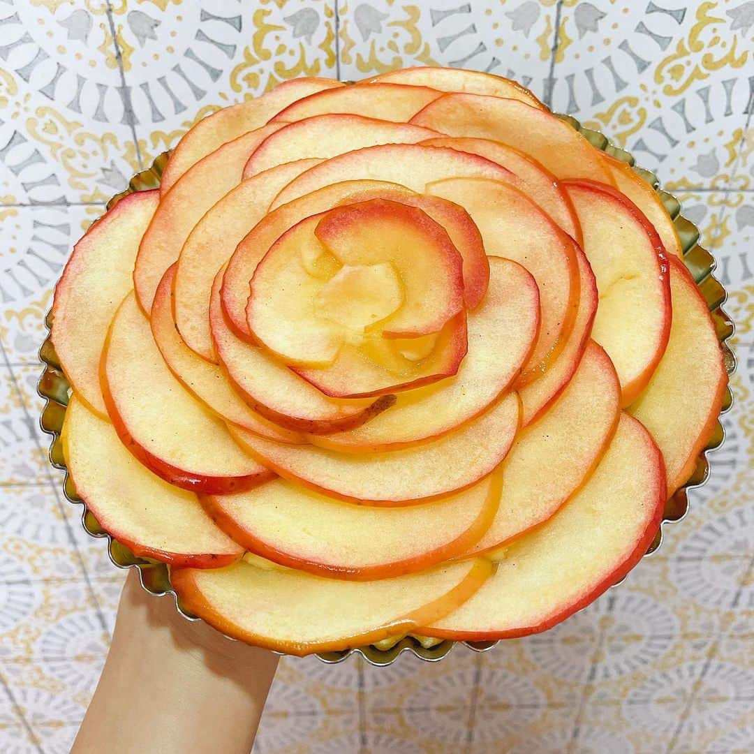 くまみきのインスタグラム：「お花のアップルパイ作りました🥰🍎 YouTubeみってね〜🍎💕  #アップルパイ #アップルパイ🍎 #アップルパイ作り #クラシル #お菓子作り #おうち時間 #おうちおやつ #おうちカフェ #お花のアップルパイ #りんご #🍎」