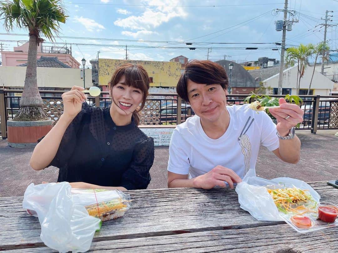 わちみなみのインスタグラム：「キャンプ1日目は﻿ 取材の合間にお昼は﻿ キングタコスでタコライスを持ち帰りして﻿ 公園でたべました🌿﻿ ﻿ 沖縄はお昼は暑いぐらいで、夕方涼しくて﻿ 過ごしやすかったです☺️﻿ ﻿ @takeshimizuuchi  @reds_tv_ggr  ﻿ #タコライス　#わちみなみ #沖縄　#キャンプ取材　 #浦和レッズ」