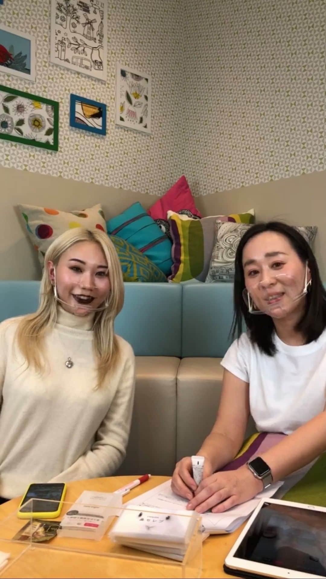 のインスタグラム：「ベスコス受賞アイテムを含む全25商品を、@ cosme編集部が実際に試しながら魅力をレポート！本配信では、ベースメイク、ヘアケア、ヘルスケアのアイテムにフォーカス。  また紹介したアイテムは、2020年12月1日（火）～2020年12月31日（木）までの期間中におこなった、ベスコスサンプルつめ合わせプレゼントキャンペーンと連動しています。  ※キャンペーンは現在終了しております。 ※当選商品の中身はそれぞれ異なる場合があります。 ※当選商品は今回ご紹介しているアイテムすべてが含まれているわけではありません。  ▼紹介したアイテムはこちらからチェック！ https://www.cosme.net/bestcosme/articles/sample-present-brand-2020-12  ▼ベスコスサンプルつめ合わせプレゼントキャンペーン https://www.cosme.net/bestcosme/articles/2020-present-sample ※応募は終了しております。  #アットコスメ #美容 #ベースメイク #ヘアケア #ヘルスケア #コスメ #化粧品 #コスメ部 #コスメ好きさんと繋がりたい #atcosme #cosmetics #ilovemakeup #beautynews」