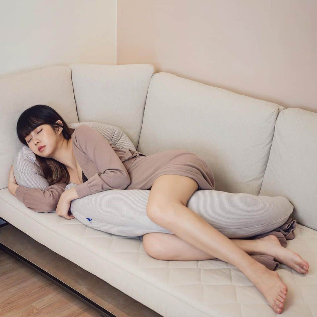 Dewi Chienのインスタグラム：「肚子算是變大的蠻快 中期開始有腰痠背痛的狀況出現 身邊生過孩子的朋友們馬上推薦我月亮枕！ 用了之後才發現這真的是必須品（連賴先生都搶著用😂 所以我們家基本上有三顆月亮枕 一顆床上睡覺專屬～ 另外兩顆坐在沙發上看書發呆的時候拿來靠著背使用～ 除了是孕婦好朋友，產後還能是寶寶哺乳枕！ 完全就是全家人都適用的最棒發明啊～🤎🤎 - #孕婦枕#月亮枕#孕婦日常 @gennies_tw」