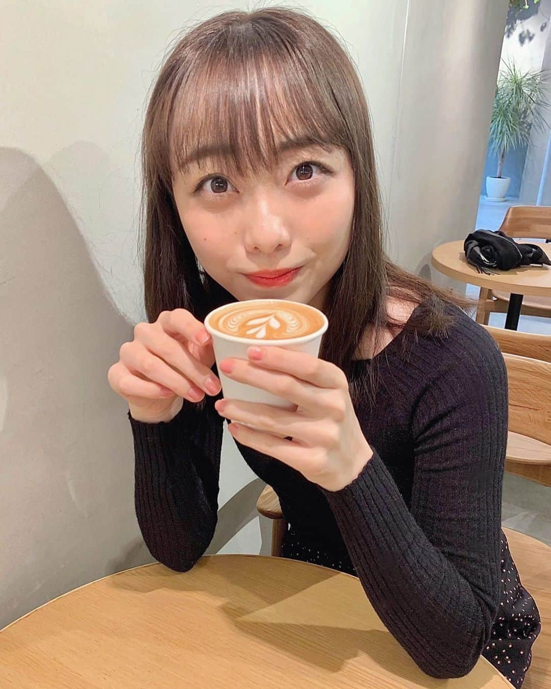 志賀可奈子さんのインスタグラム写真 - (志賀可奈子Instagram)「最近はカフェラテ🥛🥛  カフェバイトやから綺麗な ラテアートに惹かれます🌿  ここのカヌレも美味しいよ🤤!  #here #京都カフェ #カフェラテ #ラテアート」1月26日 18時19分 - kanapan_ya