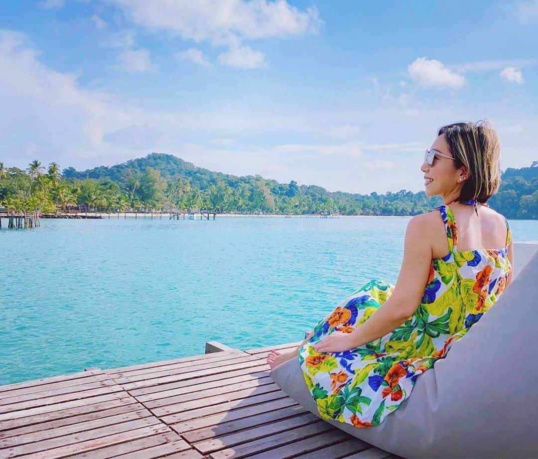 タイ国政府観光庁さんのインスタグラム写真 - (タイ国政府観光庁Instagram)「・﻿ ＼🇹🇭サワッディー・カー🇹🇭／﻿ ﻿ 今月の #WhatsNewThailand は、タイの観光地の現状をお届け📸﻿ ﻿ 今回は、クット島に佇むリゾート「The Beach Natural Resort」 @thebeachkohkood からの眺めをご紹介😎﻿ ﻿ 穏やかなエメラルドグリーンの海が、とっても美しいですね☺️✨﻿ ﻿ タイ湾に浮かぶクッド島のなかで、南西エリアにあるこのリゾートは、全室ヴィラ＆コテージ😍他のゲストの目を気にすることなく、ゆったりくつろぐことができるプライベートリゾートです👏💕﻿ ﻿ 運が良ければ目の前の海で、イルカと泳ぐこともできるかも!?🐬﻿ ﻿ ビーチフロントのレストランでは、新鮮な海鮮を使った料理も振る舞われ、特別な時間が過ごせます🥰﻿ ﻿ @yupiestagram さん、コップン・カー🙏✨﻿ ﻿ ・・・・・・・﻿ 今まで知らなかった新しいタイの魅力を見つけたら、ハッシュタグ #WhatsNewThailand や  #こんなタイ知らなかった をつけて投稿して下さい🌸﻿ ﻿ こちらでご紹介させて頂くことがあります。皆さまからの投稿をお待ちしています😊﻿ ﻿ #repost #タイ #トラート #クット島 #タイリゾート #タイリゾート #リゾート #海外リゾート #こんなタイ知らなかった #もっと知りタイ  #旅好きな人と繋がりたい #旅行好きな人と繋がりたい #海外旅行 #タビジョ #thailand #kokut #thebeachnaturalresort # #thairesort #thaibeach #instabeach #thailandhiddengems #amazingthailand #thailandtravel #thailandtrip #thai #thaistagram #lovethailand ﻿ ﻿ ﻿」1月26日 18時16分 - amazingthailandjp
