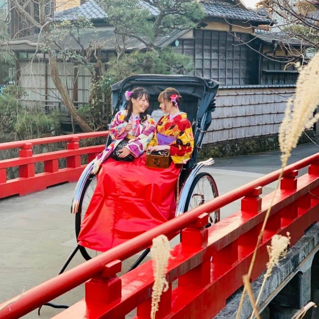 浜田由梨さんのインスタグラム写真 - (浜田由梨Instagram)「稲荷神社ってちょっと苦手だけど、綺麗でかっちょいい⛩暖かくなったらまた着物きてお出かけしたい👘 #佐助稲荷神社 #鳥居 #着物 #着物女子 #japan #japanesegirl #instagood #photography #人力車 #黒髪 #instalike #love」1月26日 18時17分 - yuri_taroo