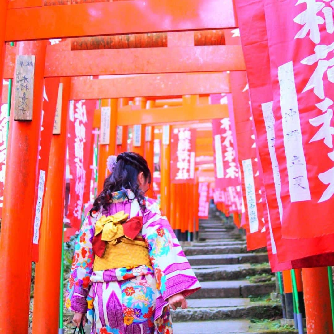 浜田由梨のインスタグラム：「稲荷神社ってちょっと苦手だけど、綺麗でかっちょいい⛩暖かくなったらまた着物きてお出かけしたい👘 #佐助稲荷神社 #鳥居 #着物 #着物女子 #japan #japanesegirl #instagood #photography #人力車 #黒髪 #instalike #love」