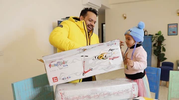 Gaurav Tanejaのインスタグラム：「Happiness gets us going, we got Rashi a surprise , a Funride @funrideanddashtoys   Rashi was so excited and enamoured by the colours. It’s safe & easy to store, super fun to play.  Available online at Amazon, Firstcry, Flipkart, and at a local store near you.  This Republic Day let’s strengthen our patriotism and choose #MadeInIndia  #funridetoys #flyingbeast #republicday #makeinindia #vocalforlocal #DadDaughter #fun #HappyLife」
