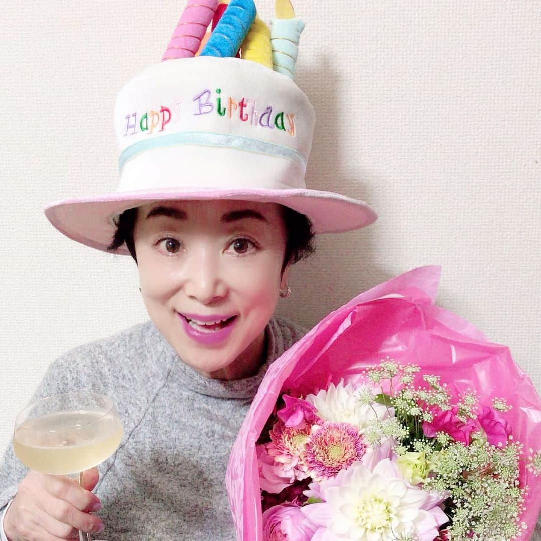 小川知子さんのインスタグラム写真 - (小川知子Instagram)「#誕生日です #小川知子  今日は私の誕生日なんです。  沢山のメールやプレゼントを頂き感謝感激です。  ありがとうございました‼️  今年は年女ですし、 一層の笑顔の年にしたいと思います。」1月26日 18時17分 - tomoko_ogawa_