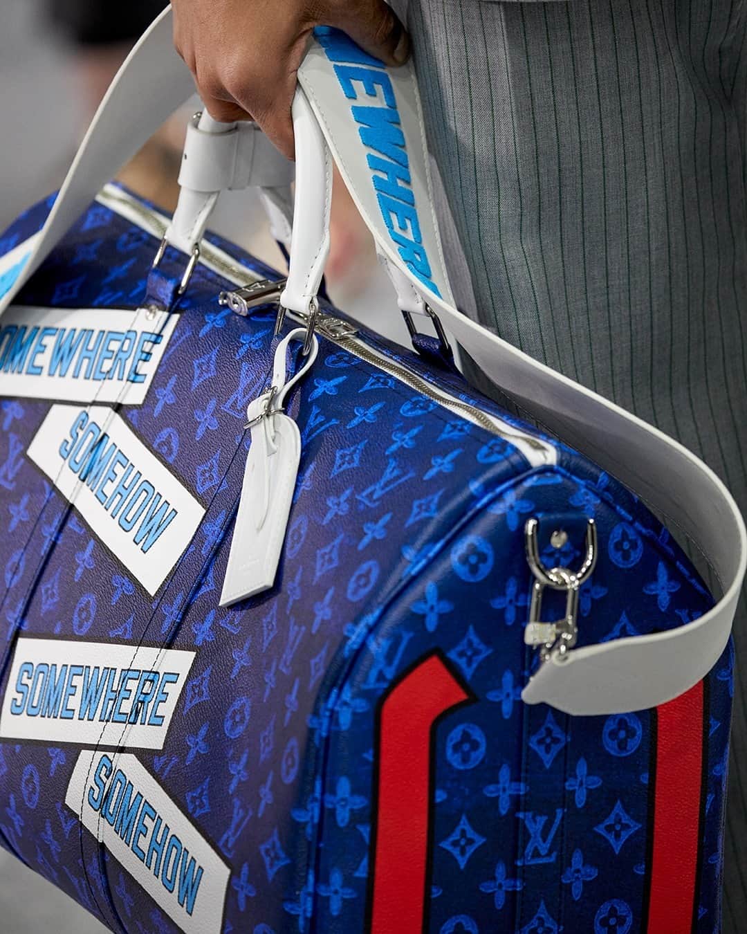 ルイ・ヴィトンさんのインスタグラム写真 - (ルイ・ヴィトンInstagram)「#LVMenFW21 Somewhere, somehow. Artist Lawrence Weiner constructs a series of aphorisms-as-patterns across bags in @VirgilAbloh’s latest #LouisVuitton collection. Watch the performance on IGTV or louisvuitton.com」1月26日 18時18分 - louisvuitton