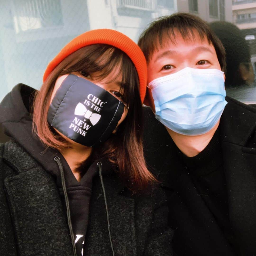 ケリーアンのインスタグラム：「We needed a safe friendly lunch.🍛✨ (⚠️No chatting while eating!😂😷) お外でコーヒーブレイク☕️できる気温だったね✨  ちなみに今ファッション関連のYouTube動画撮ってまーす📸@fkncoffee カメコありがとう🙏😭」