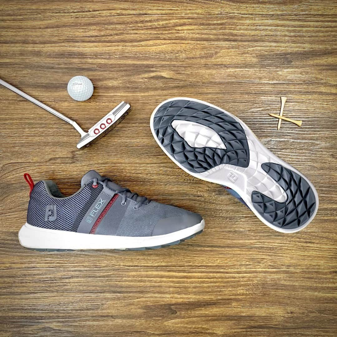 Footjoy Japanさんのインスタグラム写真 - (Footjoy JapanInstagram)「トレンドのスパイクレスとはいえ、 これってゴルフシューズ？？  デイリーユースのスニーカーにも見えて、若干滑りそうな雰囲気もあるこのソール。。。驚きます！ 歩いた瞬間、地面にグッと吸い付くようにグリップするんです！  FOOTJOYならではの緻密に計算された凸凹部分がそのグリップ力を実現するんですね。  その上、通気性のいいアッパー素材はムレを軽減し、快適なラウンドをお楽しみいただけます。  カジュアルな中に秘めた底力をぜひ体験していただきたい、FJ FLEX。  カラーは、写真のスモークネイビーの他にホワイトとブラックをご用意しています。  #footJoy #footjoyjapan #フットジョイ #golf #golflife #ゴルフシューズ #golfshoes #footjoyapparel #フットジョイアパレル  #ゴルフウエア #ゴルフグローブ #golfglove #FJFLEX」1月26日 18時21分 - footjoy.japan