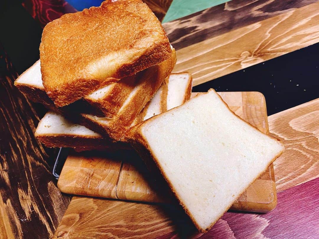水村リアのインスタグラム：「食パンのミミは好き？﻿ ﻿ ﻿ 昔、ミミはいらないって子供でした。﻿ というかパンに興味ない子でした。﻿ ﻿ 🍞にハマりはじめ﻿ 食パンが大好きになり﻿ 自分でパンを作るようになってから﻿ 食パンのミミが大好きになりました🥰﻿ ﻿ 食パンは作っても買っても﻿ スライスして冷凍してるのだけど﻿ 端端のミミの部分は最後まで残してる😚﻿ 好きなものは最後に取っておくタイプです😛﻿ ﻿ ﻿ あー、パンが好き。﻿ 許されるなら、食パン一斤を﻿ バターとトリュフ塩を混ぜたものに﻿ しみしみして食べたい。﻿ ﻿ ﻿ ・﻿ ・﻿ ・﻿ #パングラビア﻿ #パン成形﻿ #食パン﻿ #手作りパン﻿ #パンのミミ﻿ #🍞﻿ #高級食パン屋風レシピ﻿ #loaf﻿ #breadloaf﻿ #freshcreamloaf﻿ #bread﻿ #パン好きな人と繋がりたい ﻿ #パン作り好きな人と繋がりたい﻿ #パン作り初心者﻿ #アスリートフードマイスター﻿ #ミズムラパン祭り🥐﻿ #ミズムラ在宅ベーカリー🍞﻿ ﻿ ﻿」