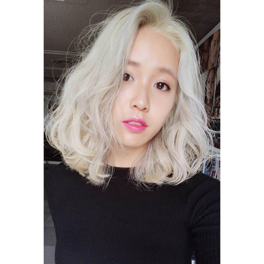 のインスタグラム：「* 第三弾 #リクエストシリーズ は…  『ギャル』  人生で一番ギャルに近かった たった２日間だけのプラチナブロンド🥺 また髪染めるお仕事決めたいなぁ♪♪」