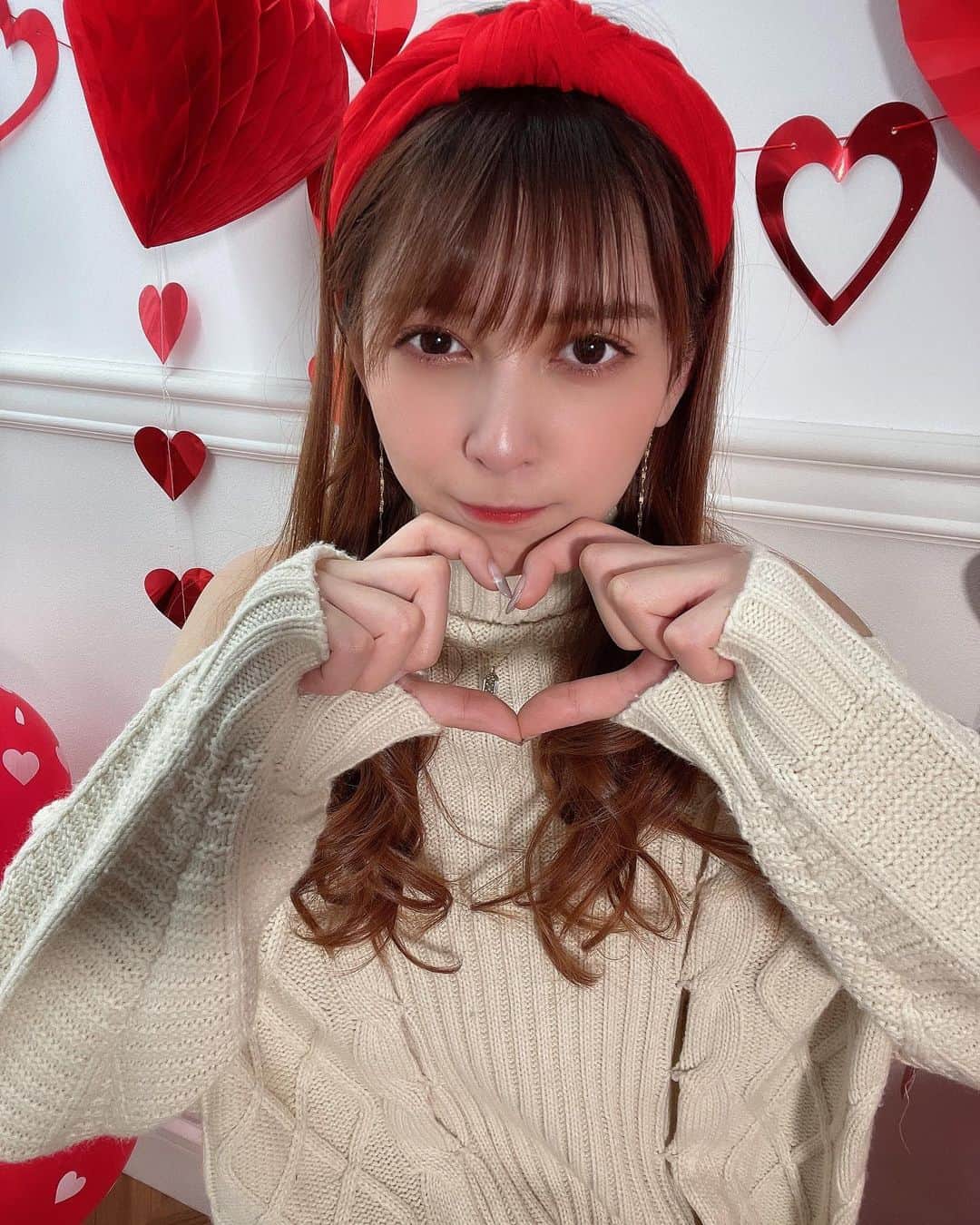 のインスタグラム：「バレンタインチェキとってきたお . #アンジェラ芽衣 #写真 #photo」
